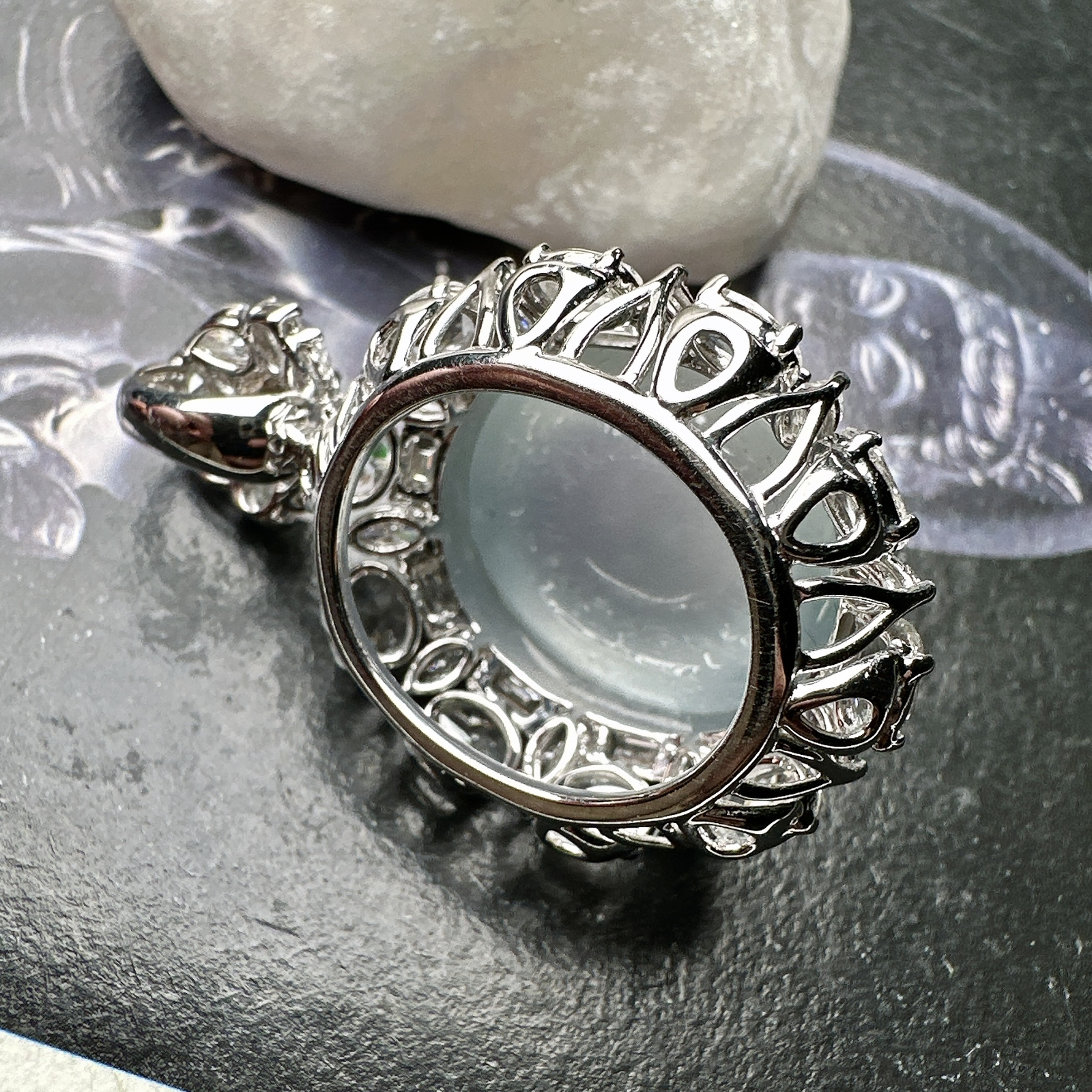 【冰种蛋面吊坠】形状非常饱满，冰润通透，种老起光，胶感强烈。18K金钻镶嵌，裸石尺寸18.2*16*11毫米