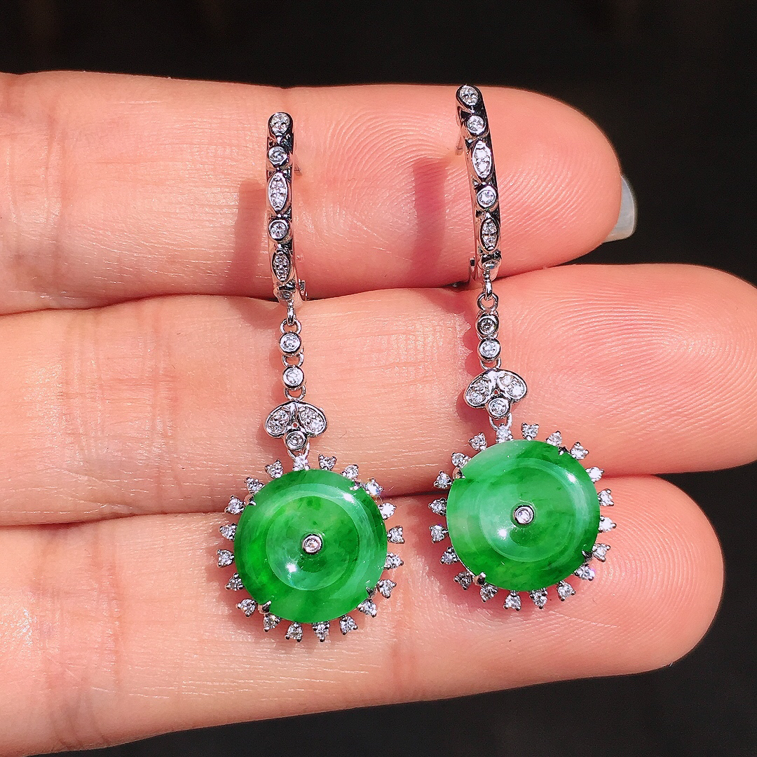 阳绿平安扣耳坠，色泽均匀艳丽，玉质细腻，荧光感超
强，饱满圆润，尽显优雅气质，18k
金豪华镶嵌