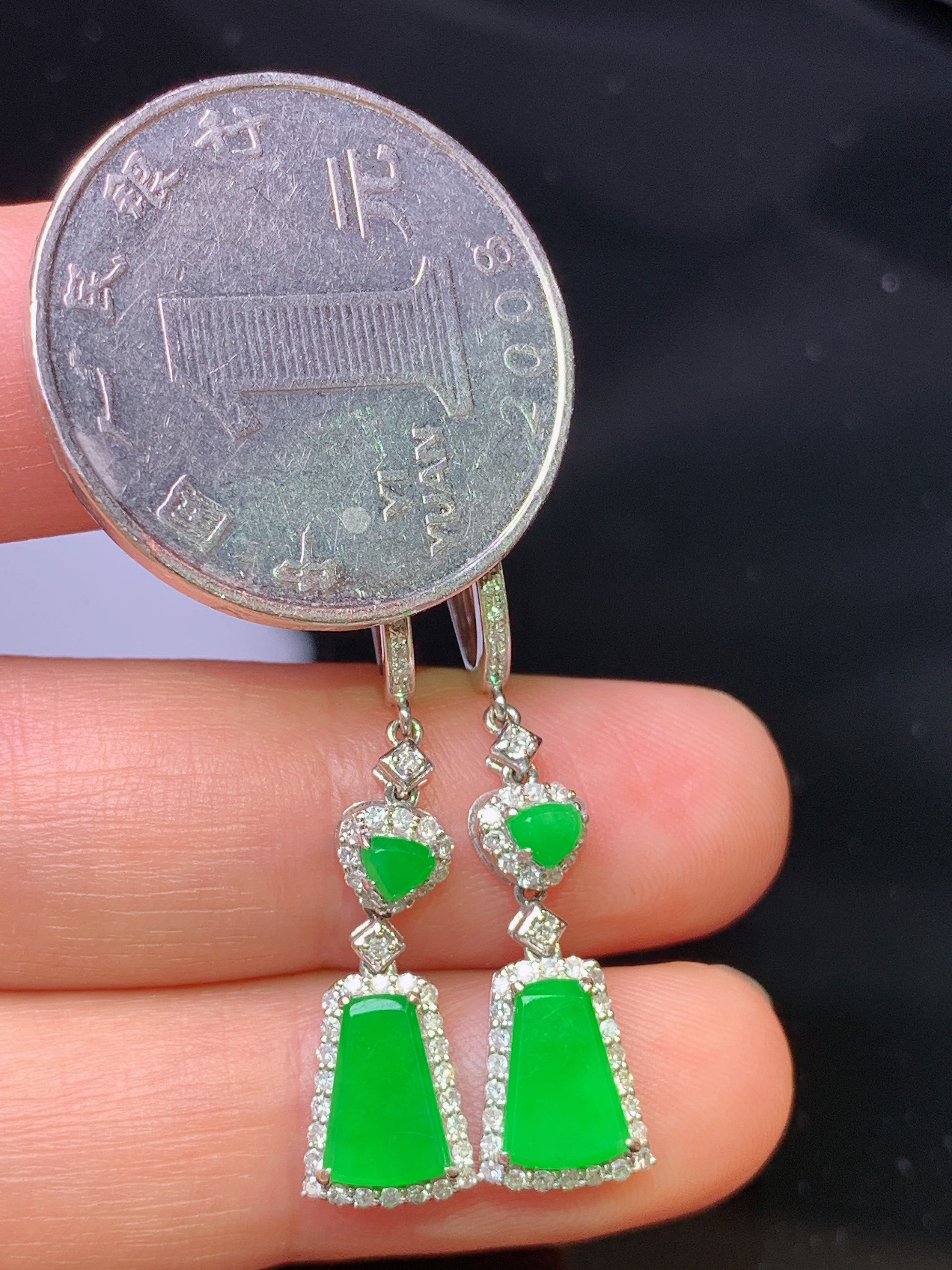 18k金钻镶嵌满绿无事牌耳 玉质细腻 色泽艳丽清新 水润亮眼 整体尺寸35.3*7.6*3.8c2