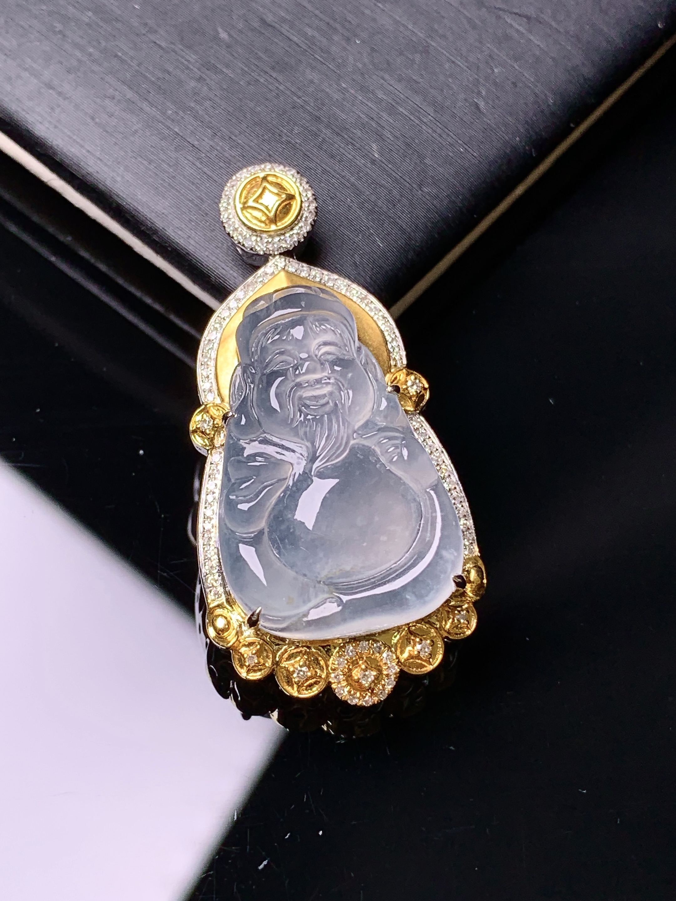 18k金钻镶嵌冰种财神吊坠 玉质细腻 色泽艳丽清新 水润亮眼 整体尺寸35.8*17.6*8.5c2