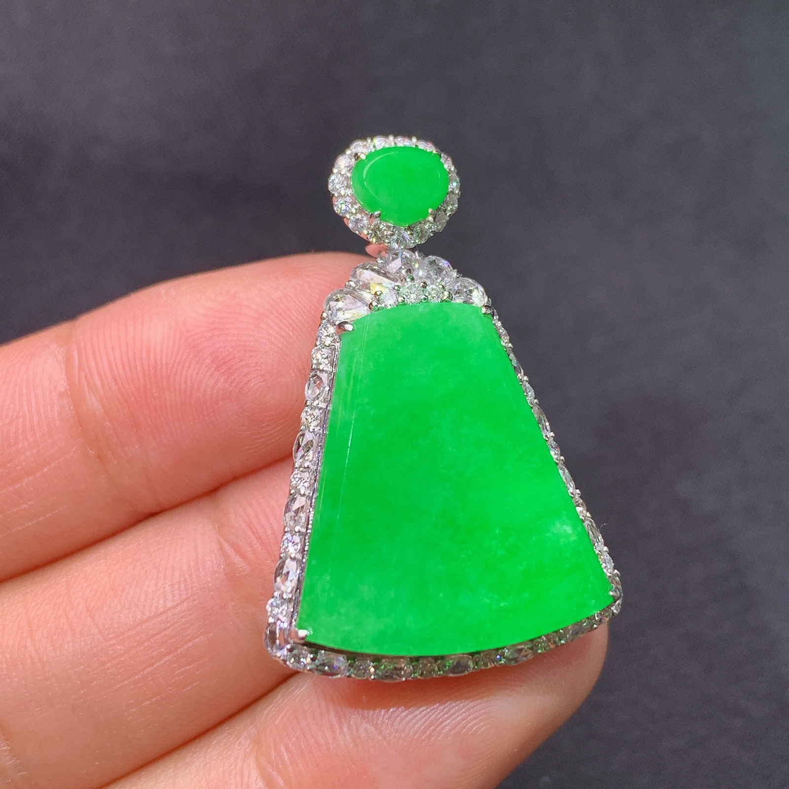 冰阳绿无事牌吊坠，18k金镶嵌，冰润色阳，种老水足，Ff 尺寸33.4*22.1*9.2