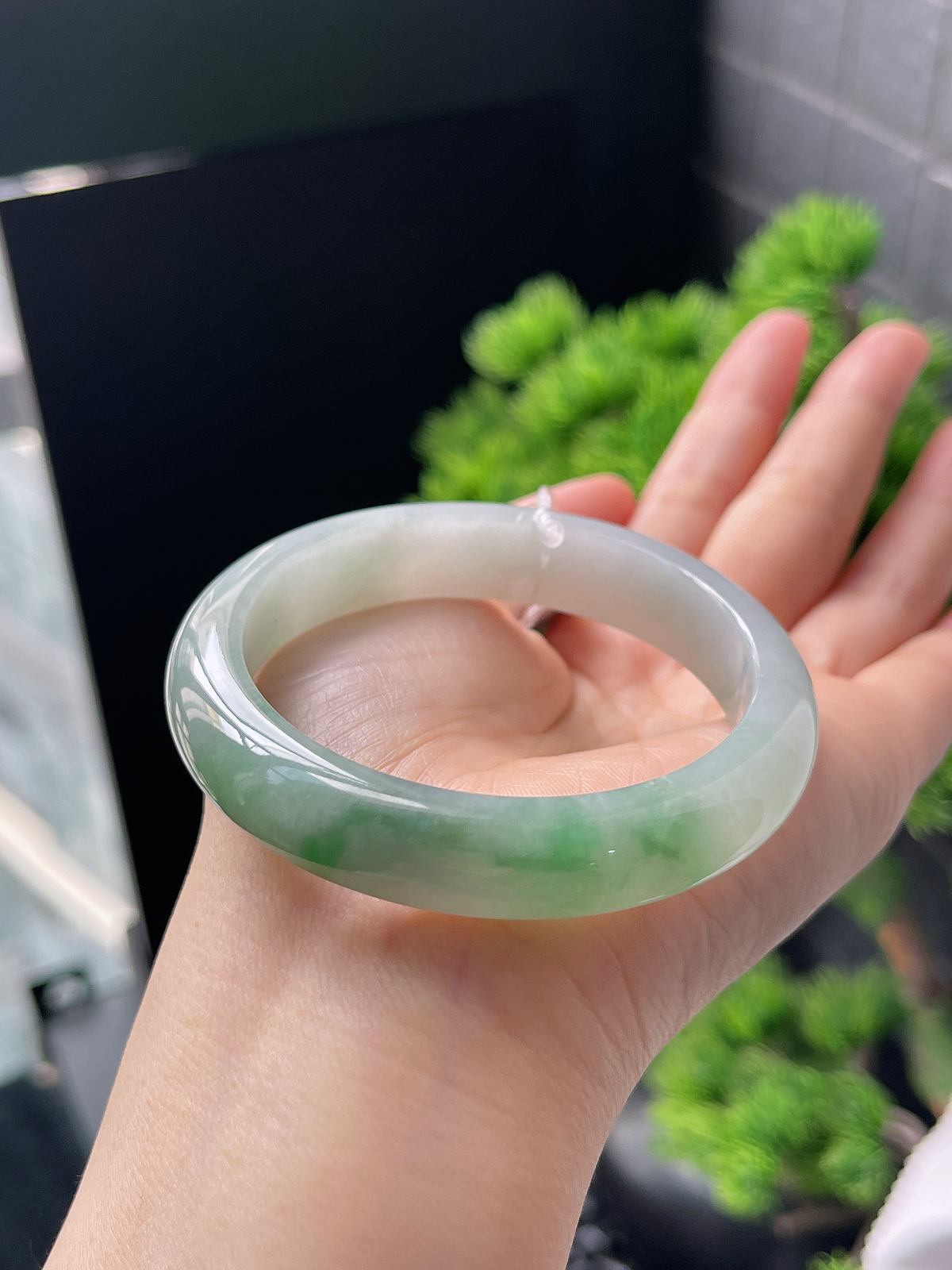 正圈54圈口，翡翠冰糯种飘绿手镯