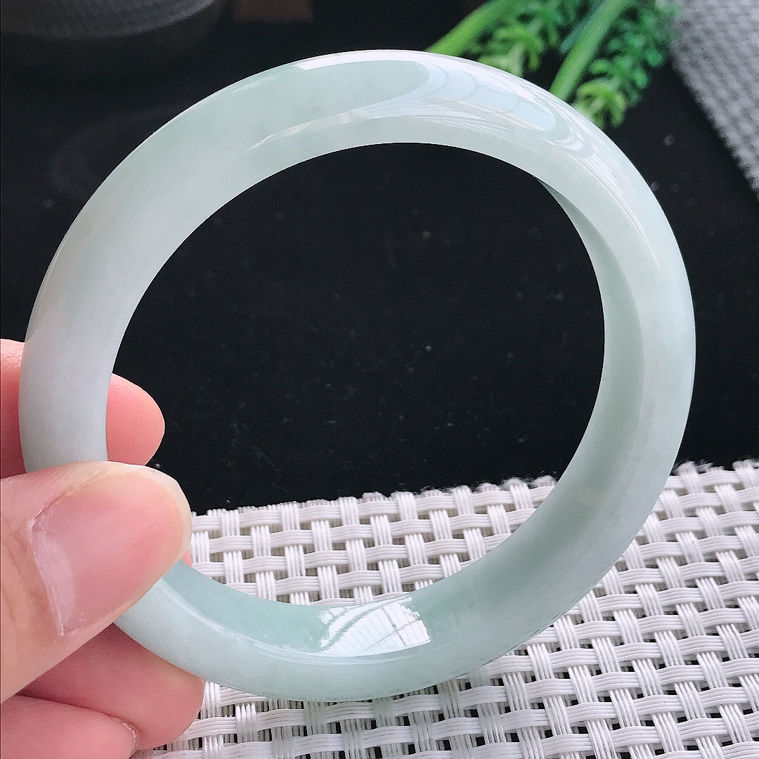 实拍天然翡翠60.5/12.8/8.5大圈口老坑秀气温润淡绿色手镯翡翠玉镯手环