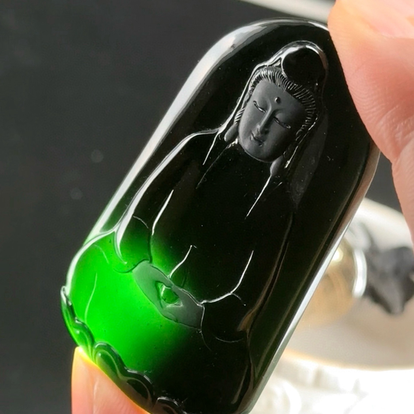 精品墨翠素衣观音 种好色正 黑度极好 打灯通透 油性十足