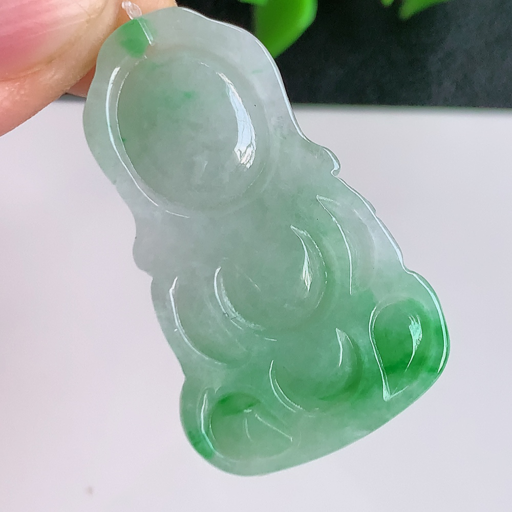 冰润精雕飘绿宝宝佛吊坠   雕琢宝宝佛，生动自然。似佛心性、如孩童心、天真佛性！众生皆有佛性，众佛皆有万般色相，成佛就是寻找真我。W49.15  尺寸：31.8-19.5-5.5mm