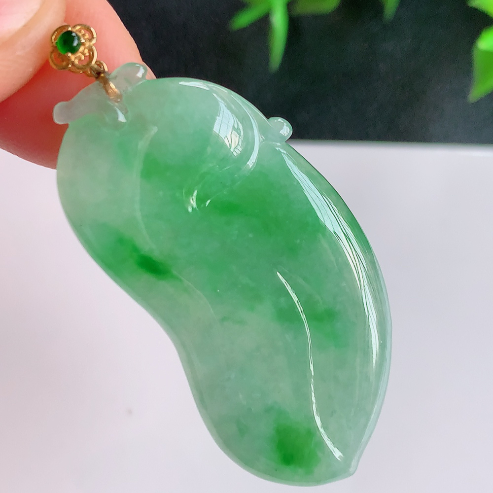 18k金扣冰润飘绿福瓜翡翠吊坠，呱呱来财，福气满满的美好寓意，清新自然  沁人心脾，造型独特，清秀高雅  W49.15 尺寸：42.5-21.5-3.5mm