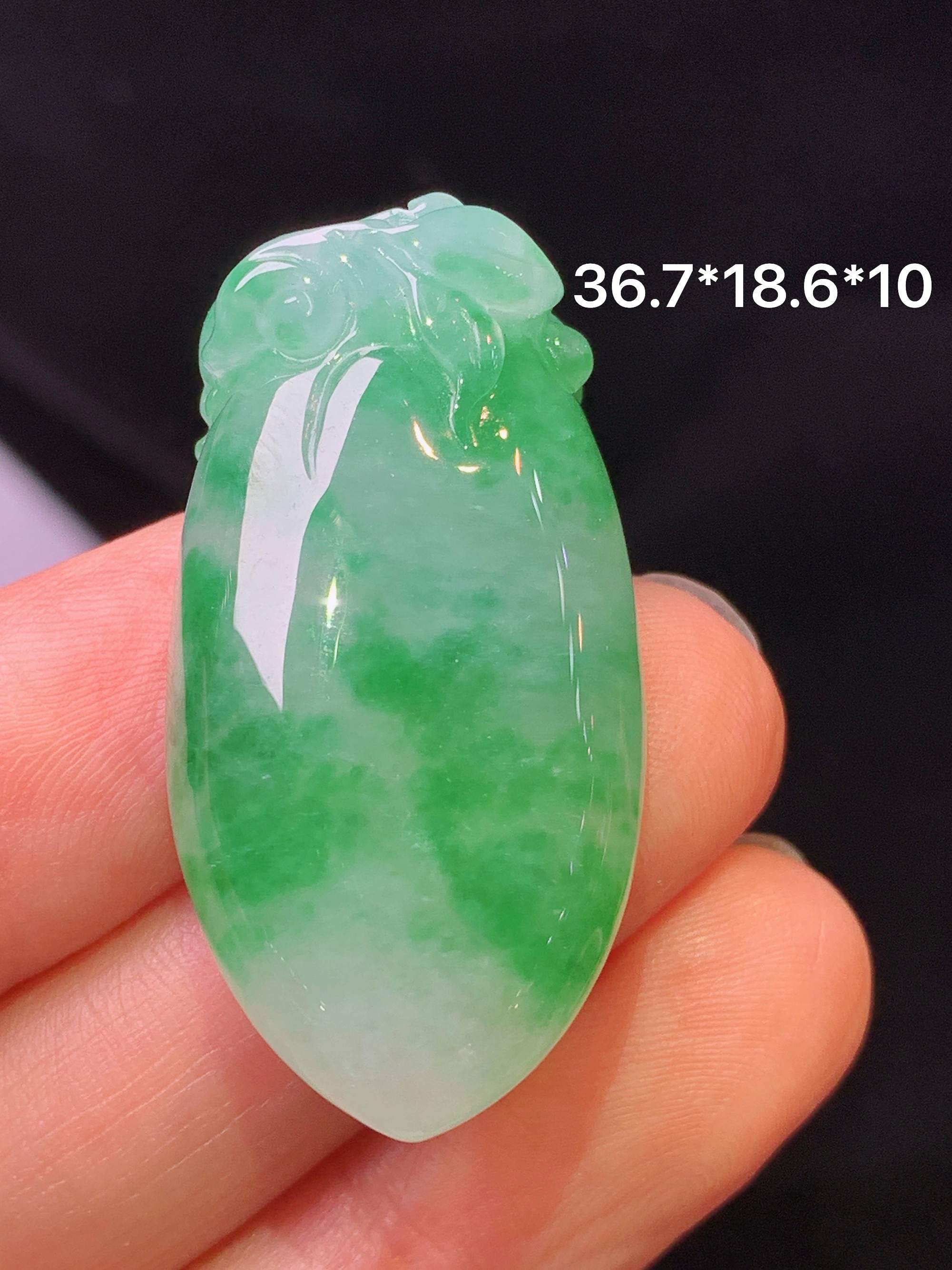 飘绿福瓜吊坠 玉质细腻 色泽艳丽清新 水润亮眼 整体尺寸36.7*18.6*10x1