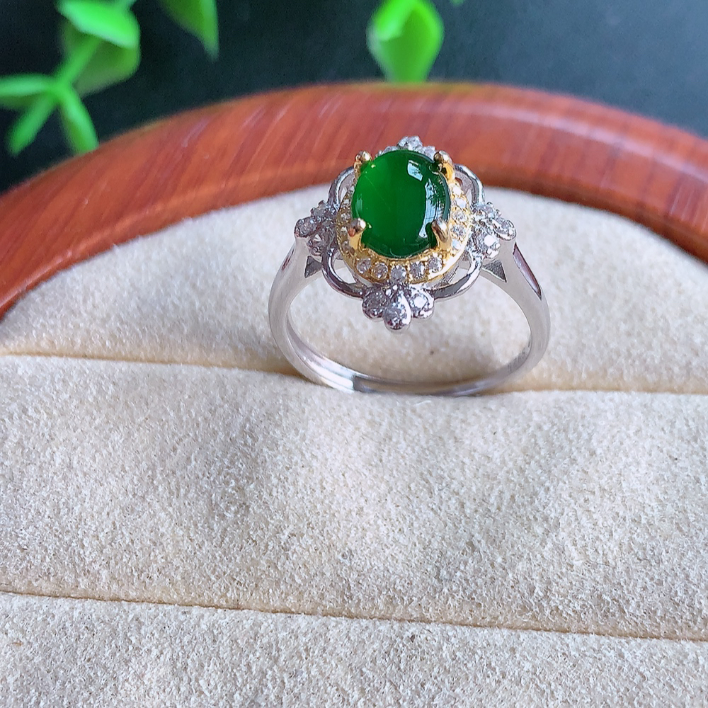 冰润满绿精美环形翡翠戒指  玉质细腻  冰清玉润  飘花灵动  颜色漂亮  W815.15   内径尺寸：17.5-13.5-7.2mm  裸石尺寸：3mm