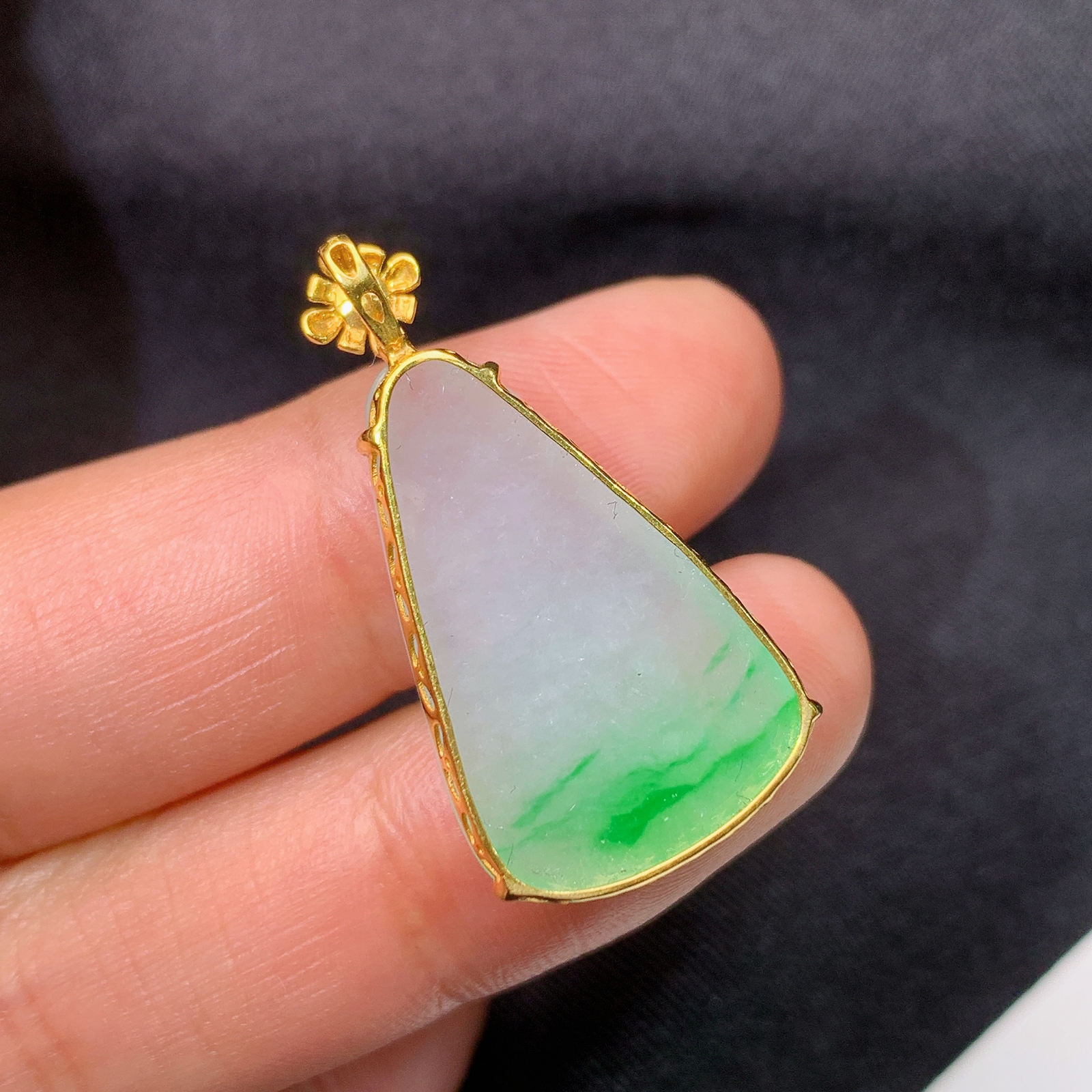 冰飘绿水滴吊坠，18k金镶嵌，冰润细腻，种水足，Ll 尺寸30.5*15.8*5.8