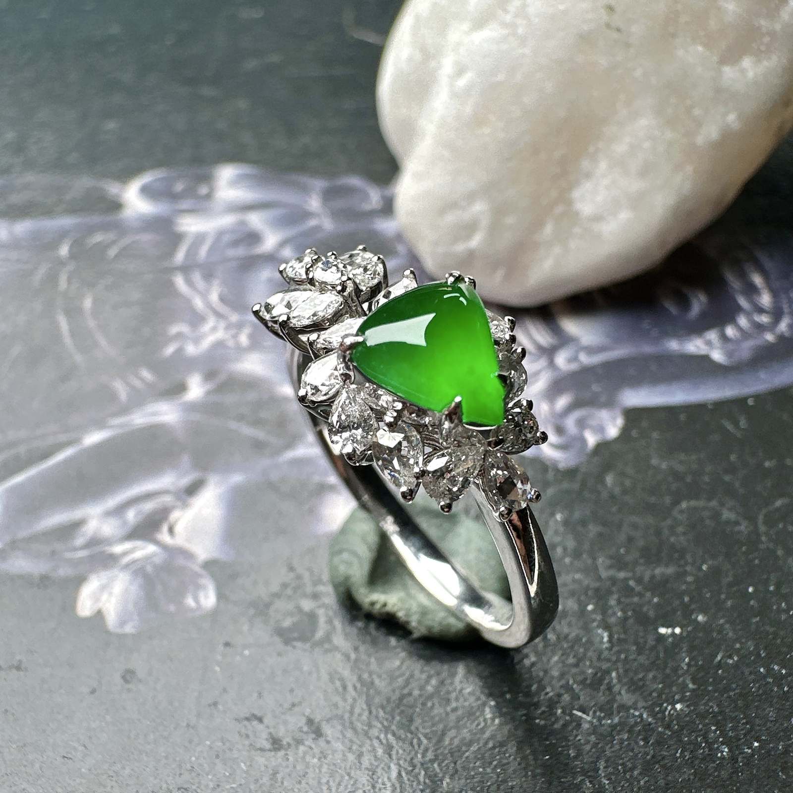 【冰种满绿心形戒指】质地均匀细腻，冰润起光，胶感强烈，颜色娇艳，18K金钻精美镶嵌，裸石尺寸7*6.2*3毫米