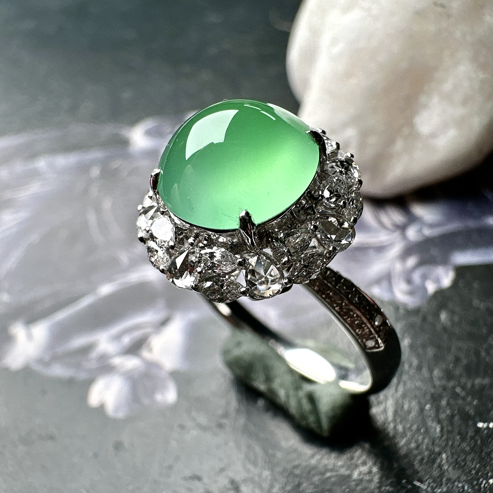 【冰种淡绿蛋面戒指】种水色俱全，冰透闪亮，通透感饱满度很好，18k金钻镶嵌，裸石尺寸9*4.7毫米，圈口可改