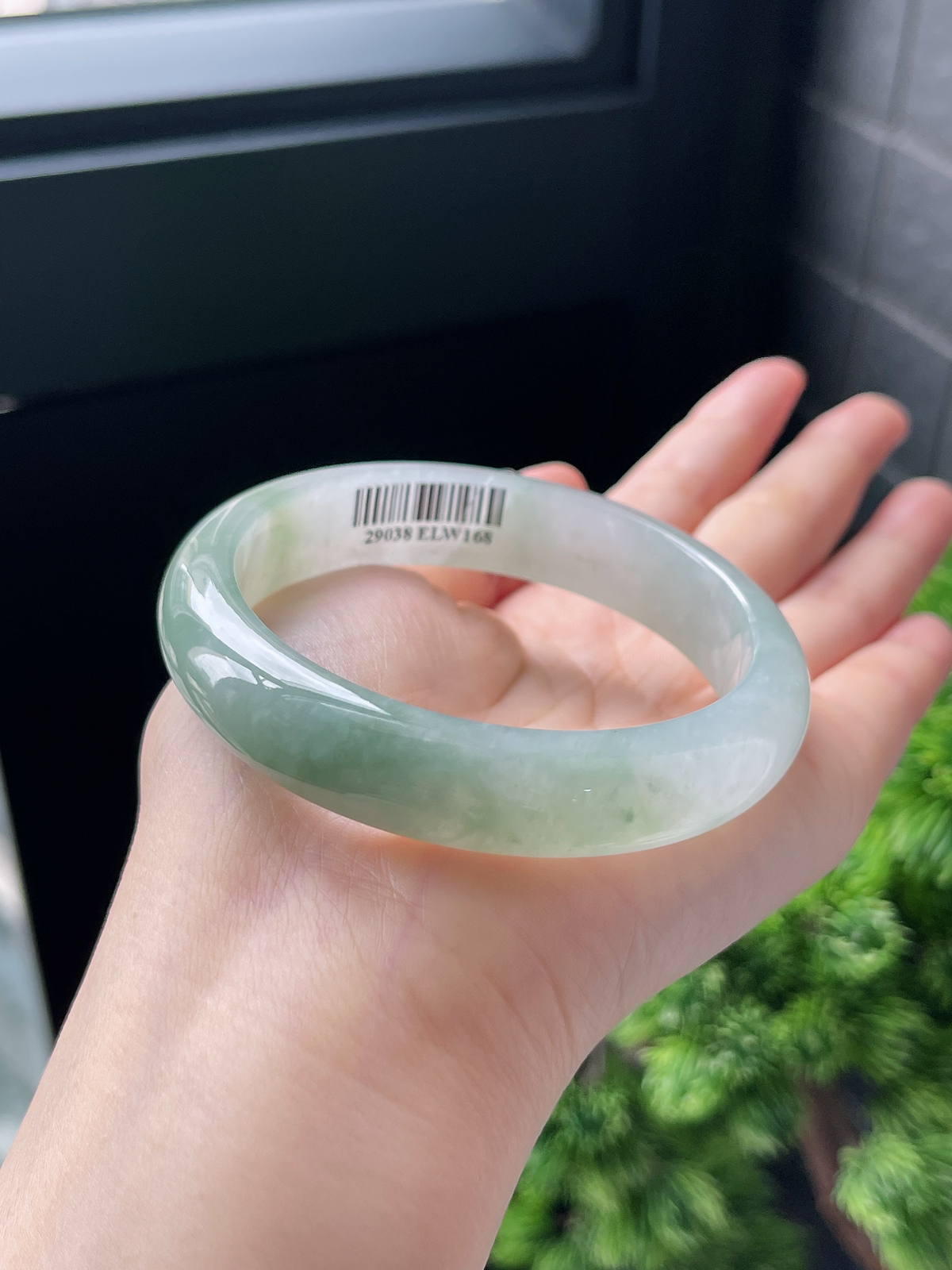 正圈57.8圈口，翡翠冰糯种飘绿手镯