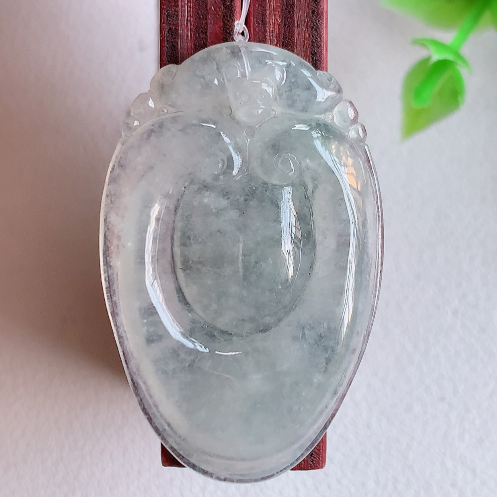 冰润福贝翡翠吊坠，寓意“辈辈有福，财源广进”水足莹润。通体清新通透，佩戴效果优雅迷人，W49.15  尺寸：37-24-5.3mm