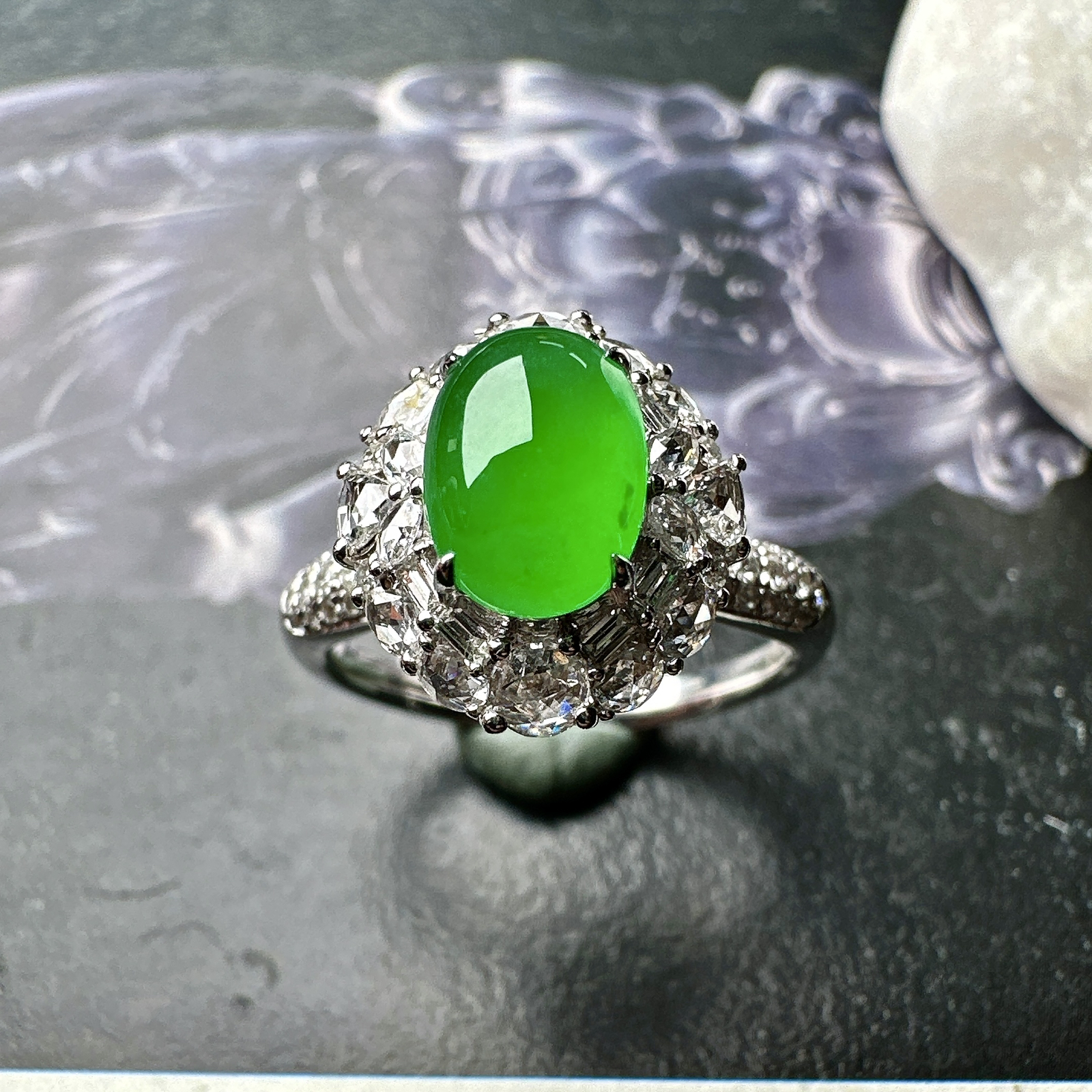 【冰种满绿蛋面戒指】质地均匀细腻，冰润起光，胶感强烈，颜色娇艳，18K金钻精美镶嵌，裸石尺寸8*5.