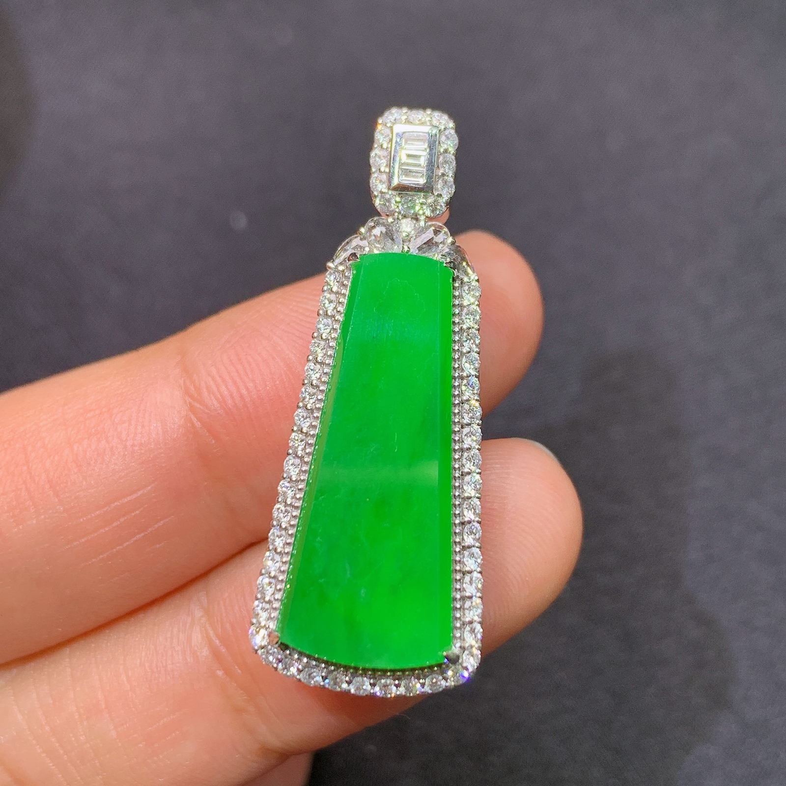 冰阳绿无事牌吊坠，18k金镶嵌，冰润色阳，种老水足，Ff 尺寸33.8*13*7.7