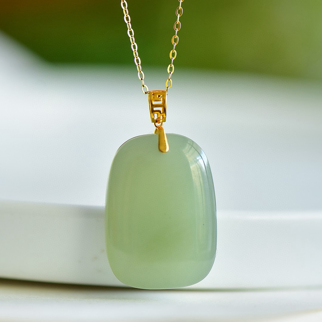 18K金镶嵌和田玉晴水双鼓幸运牌吊坠