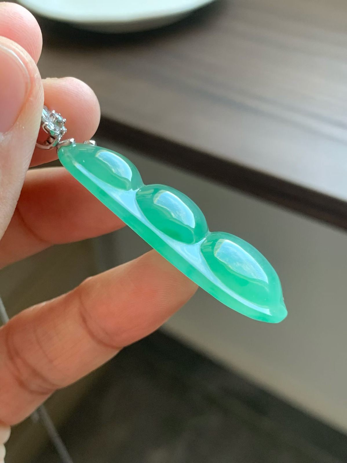 清透蓝水底大福豆
裸石45.5*20*9.5 整体长度53.5mm
18k金钻石镶嵌扣头