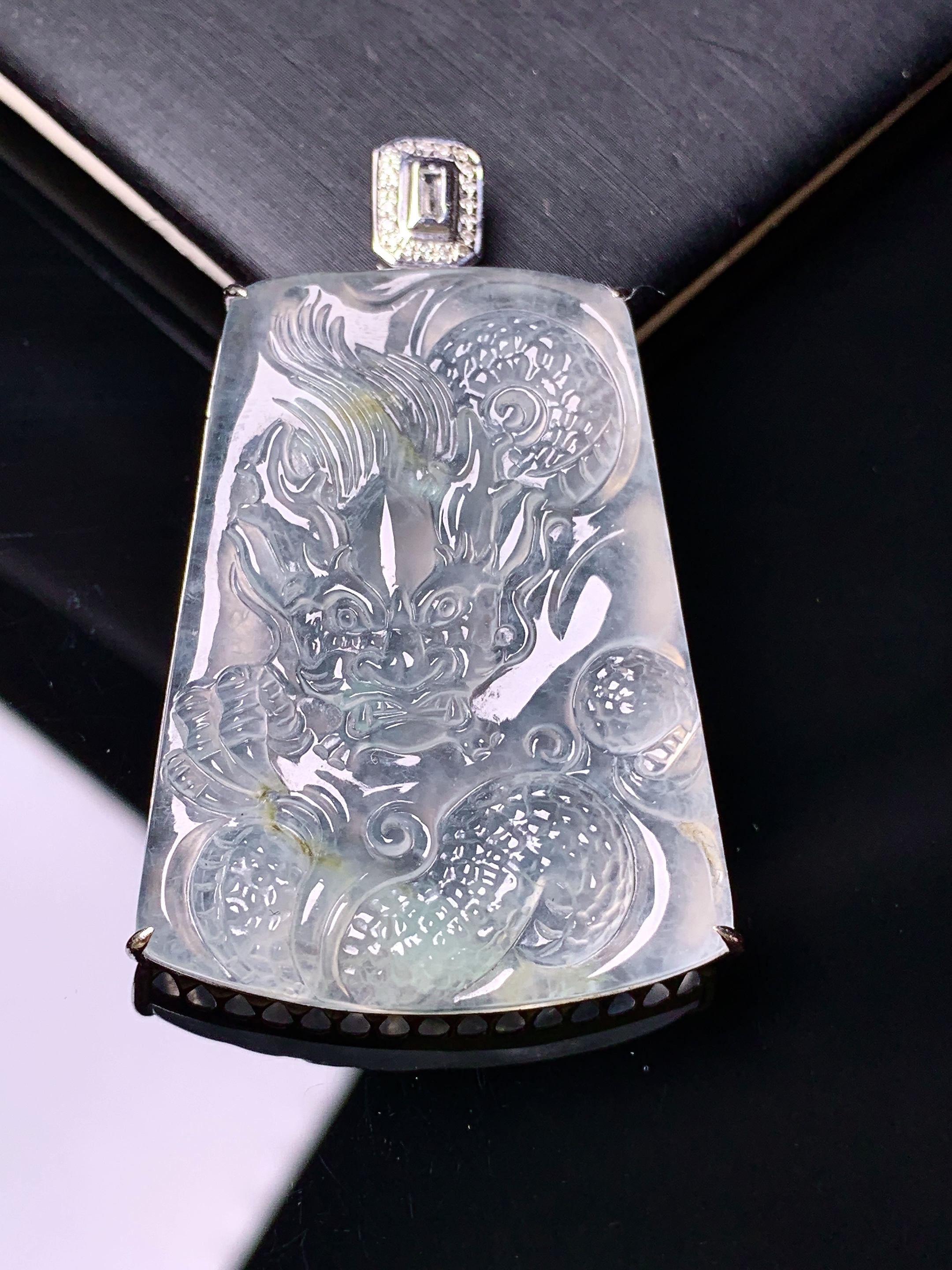 18k金钻镶嵌冰种龙牌吊坠 玉质细腻 色泽艳丽清新 水润亮眼 整体尺寸47.8*30*6.3f2