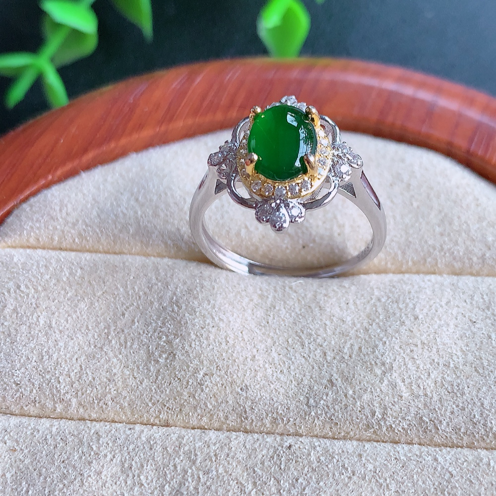 冰润满绿精美环形翡翠戒指  玉质细腻  冰清玉润  飘花灵动  颜色漂亮  W815.15   内径尺寸：17.5-13.5-7.2mm  裸石尺寸：3mm