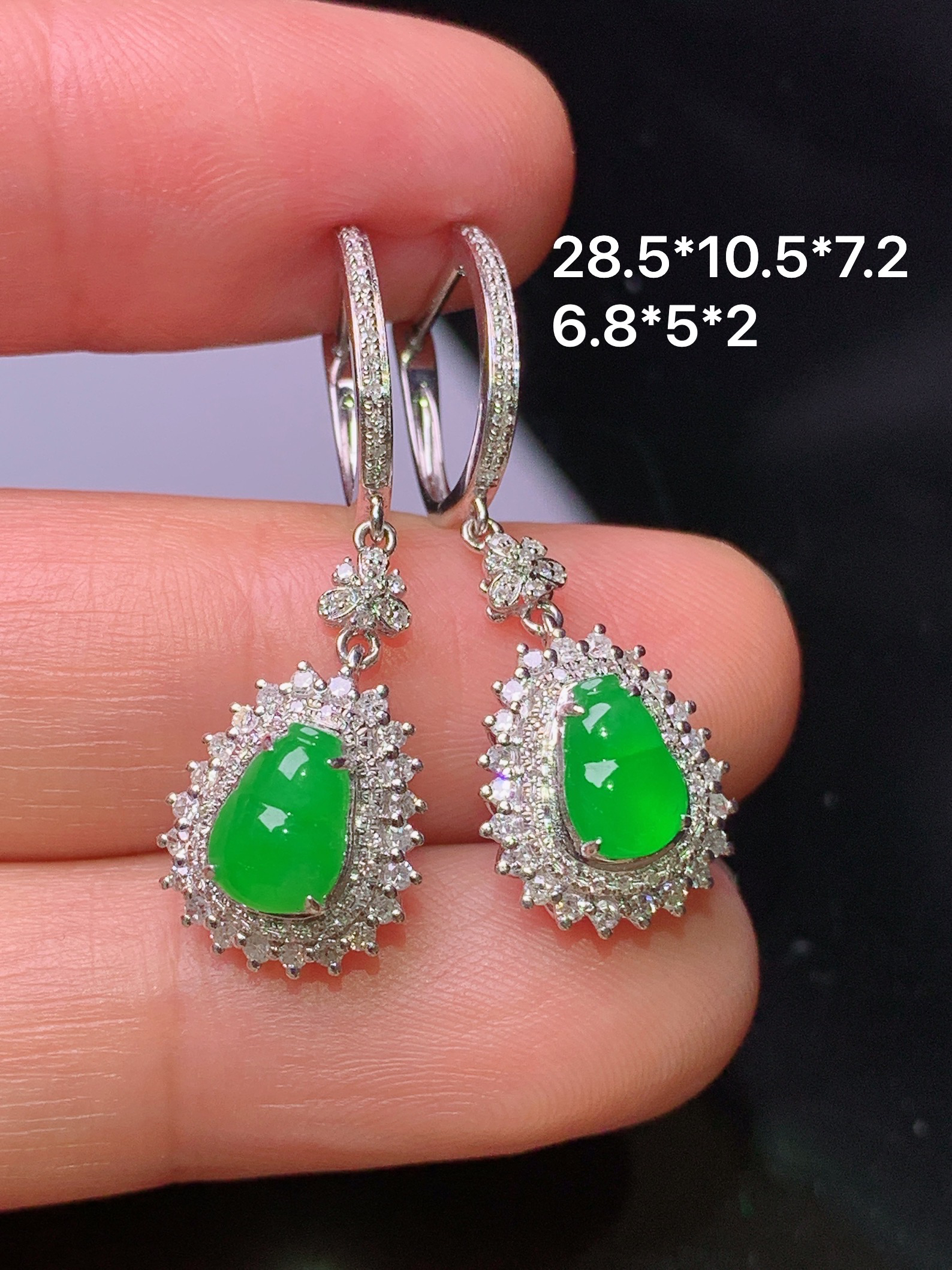 18k金钻镶嵌满绿葫芦耳坠 玉质细腻 色泽艳丽清新 水润亮眼 整体尺寸28.5*10.5*7.2c2