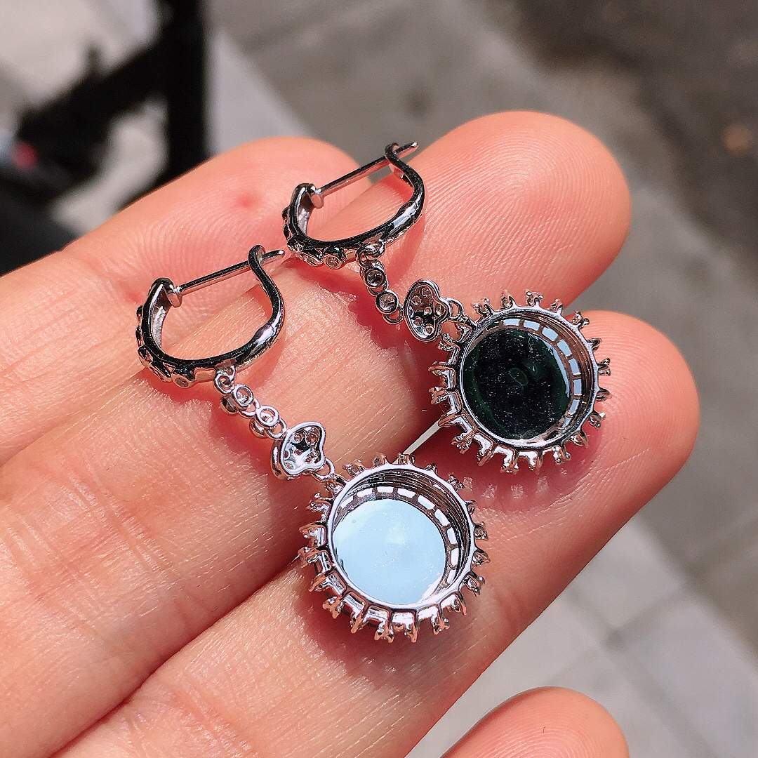 阳绿平安扣耳坠，色泽均匀艳丽，玉质细腻，荧光感超
强，饱满圆润，尽显优雅气质，18k
金豪华镶嵌