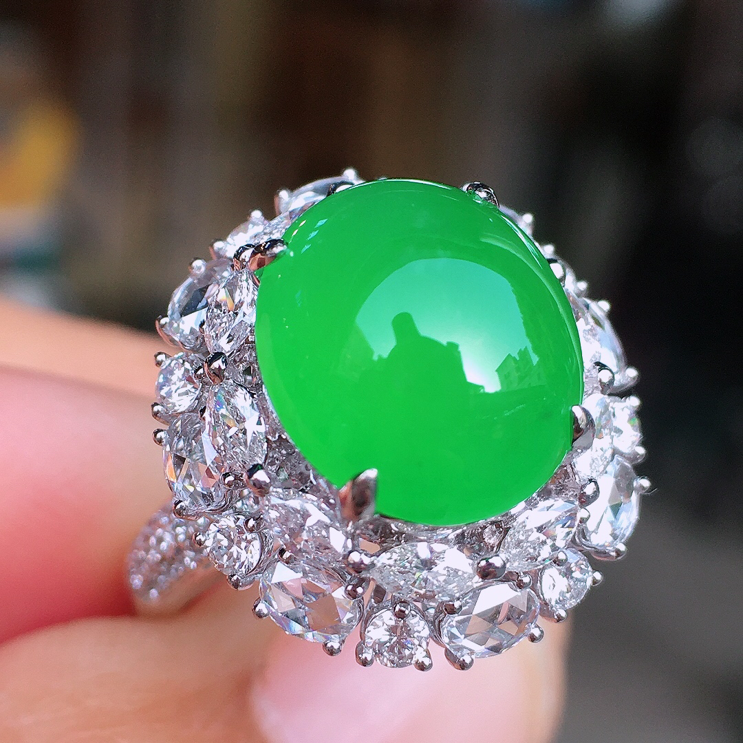 阳绿蛋面戒指，色泽均匀艳丽，玉质细腻，荧光感超
强，饱满圆润，尽显优雅气质，18k
金豪华镶嵌