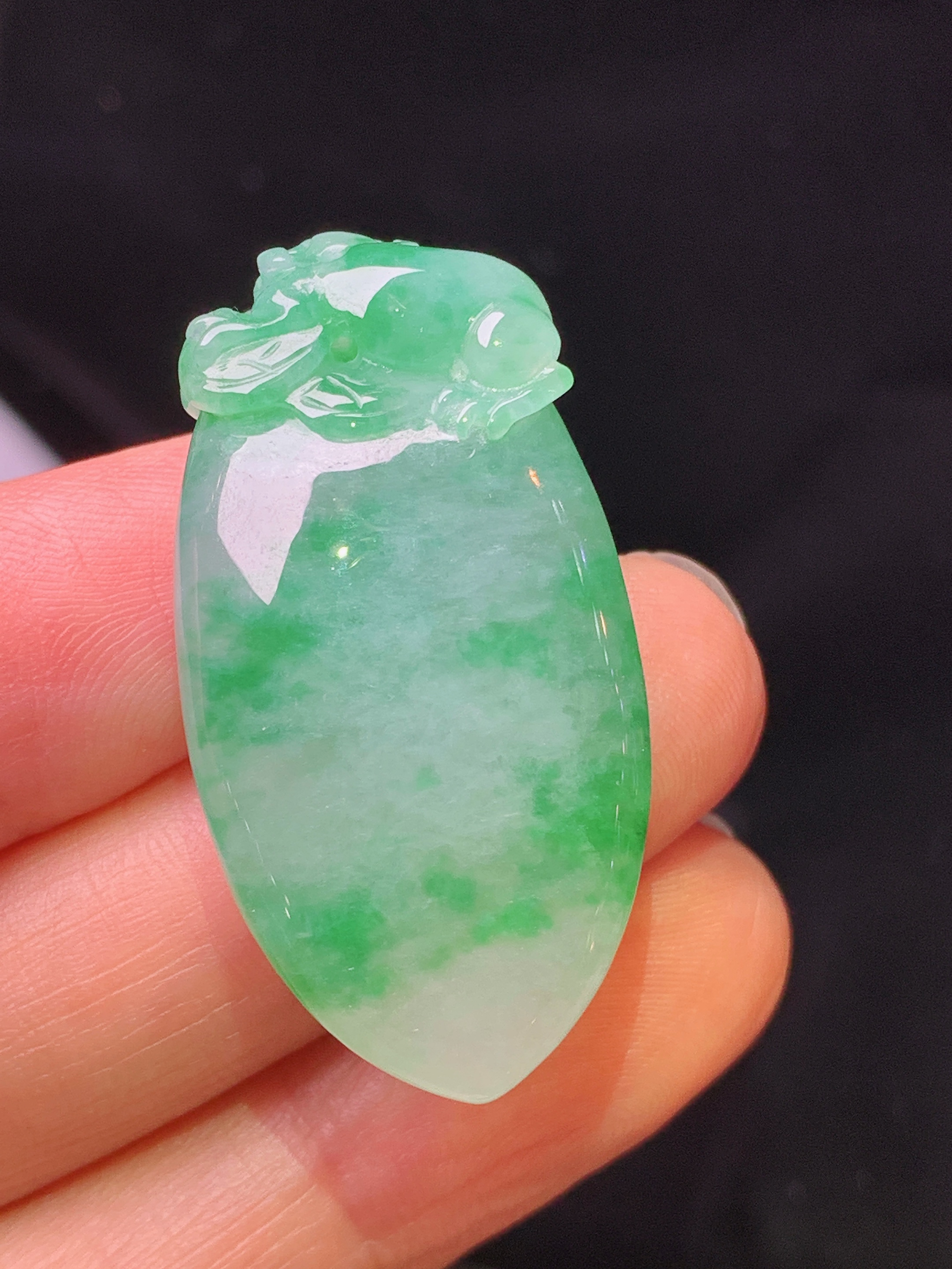 飘绿福瓜吊坠 玉质细腻 色泽艳丽清新 水润亮眼 整体尺寸36.7*18.6*10x1