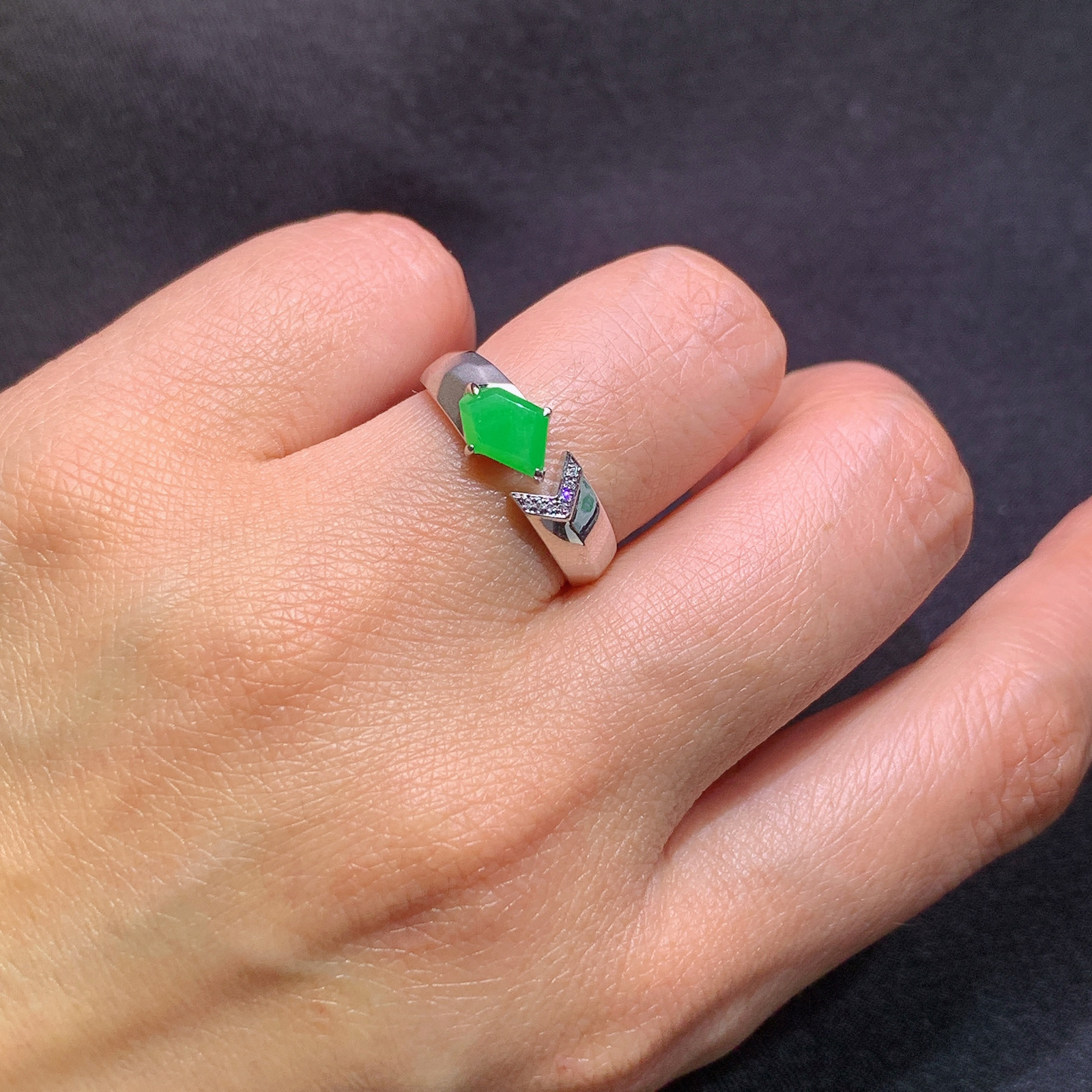 冰阳绿蛋面戒指，18k金镶嵌，简约时尚，冰润色阳，种水足，Hl 圈口16 尺寸7.6*3.6*2.2