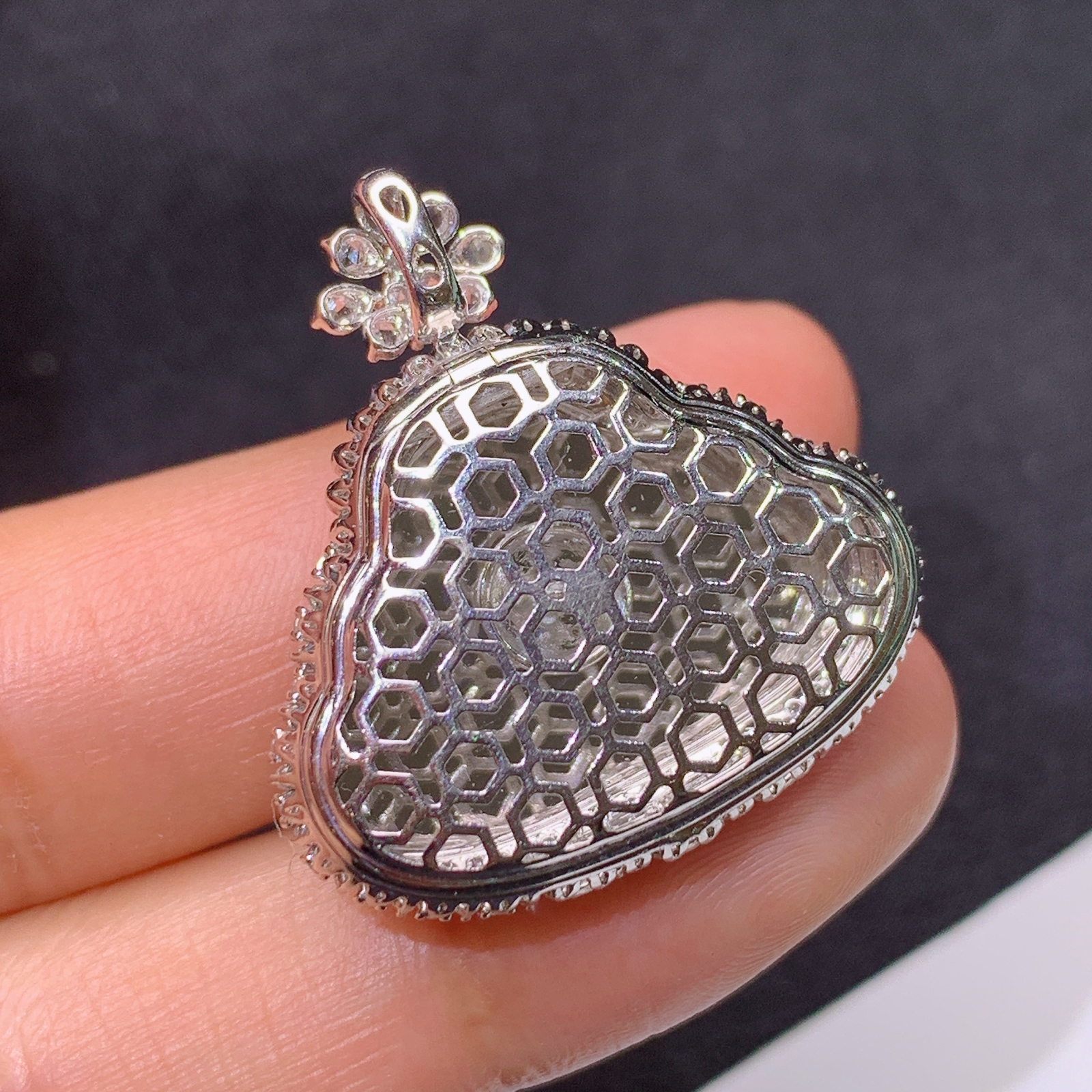 冰阳绿无事牌吊坠，18k金镶嵌，冰润色阳，种老水足，Ff 尺寸29.3*27.6*10.1