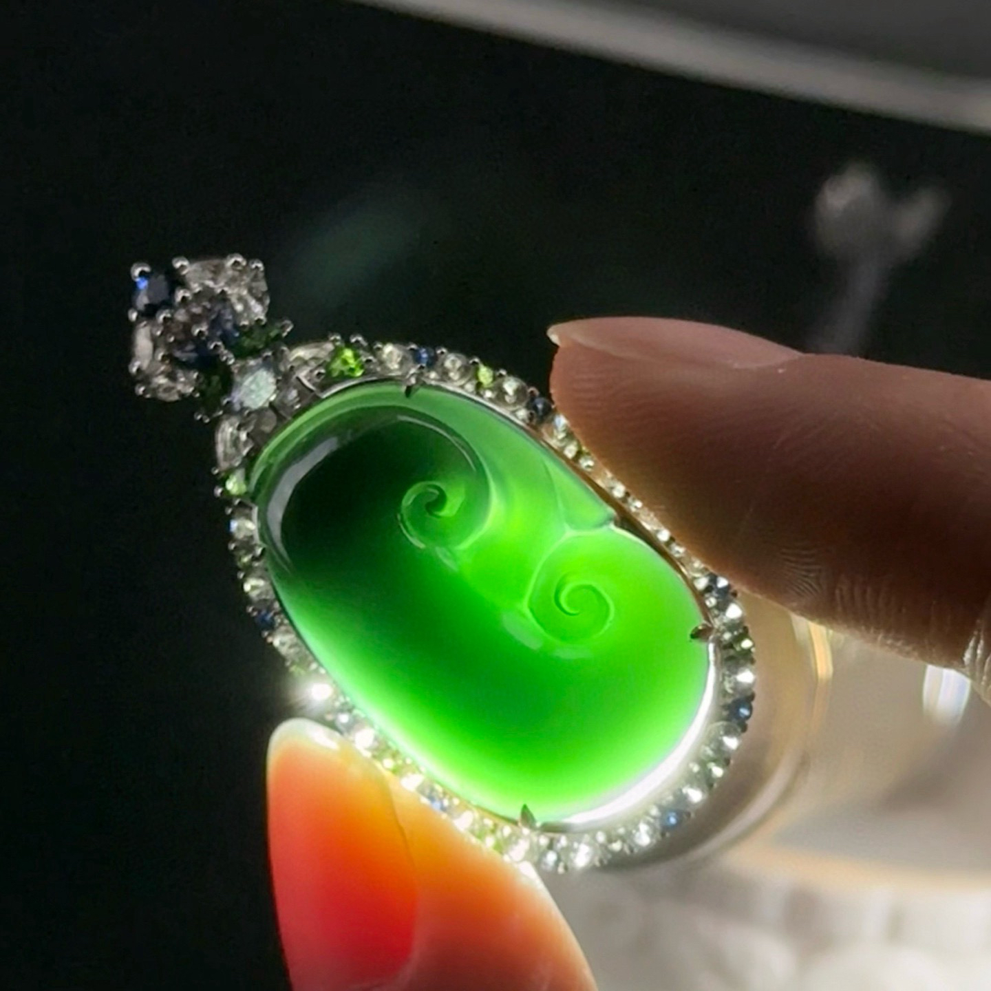 精品18k墨翠如意 种好色正 黑度极好 打灯通透 饱满大气