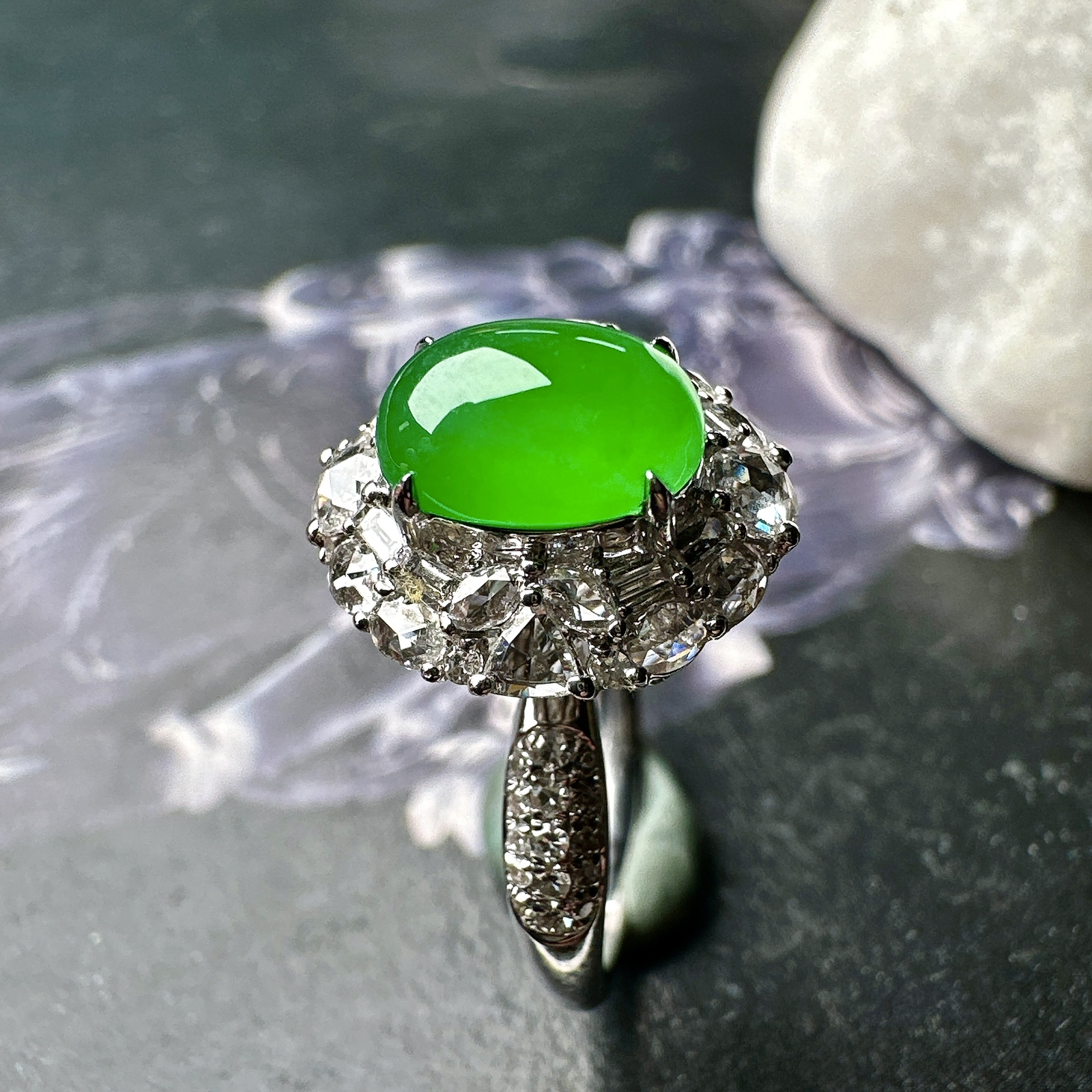 【冰种满绿蛋面戒指】质地均匀细腻，冰润起光，胶感强烈，颜色娇艳，18K金钻精美镶嵌，裸石尺寸8*5.8*3.7毫米