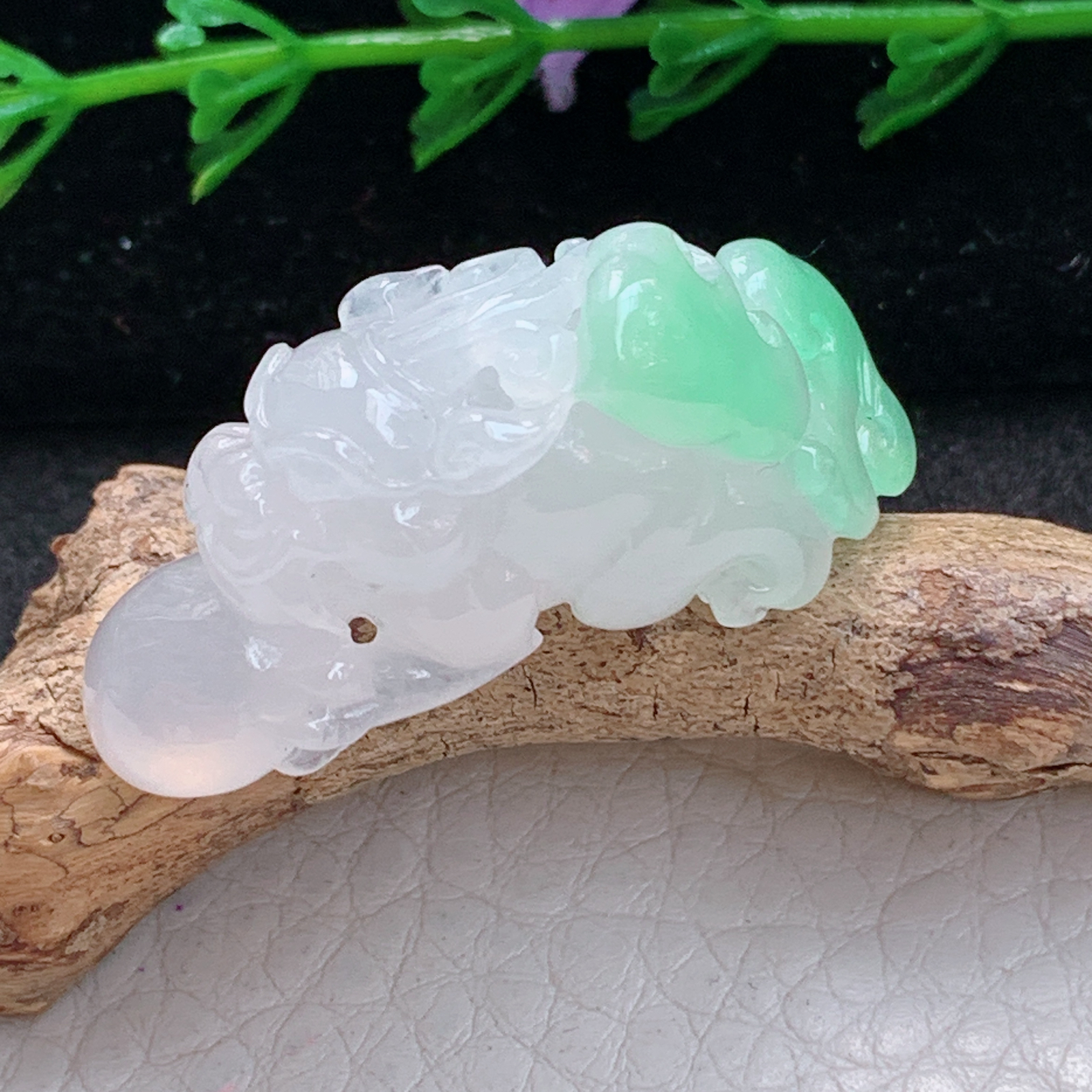 lz实拍36.2*12*18缅甸天然翡翠a货精雕冰种飘绿立体貔貅玉项坠 玉挂件