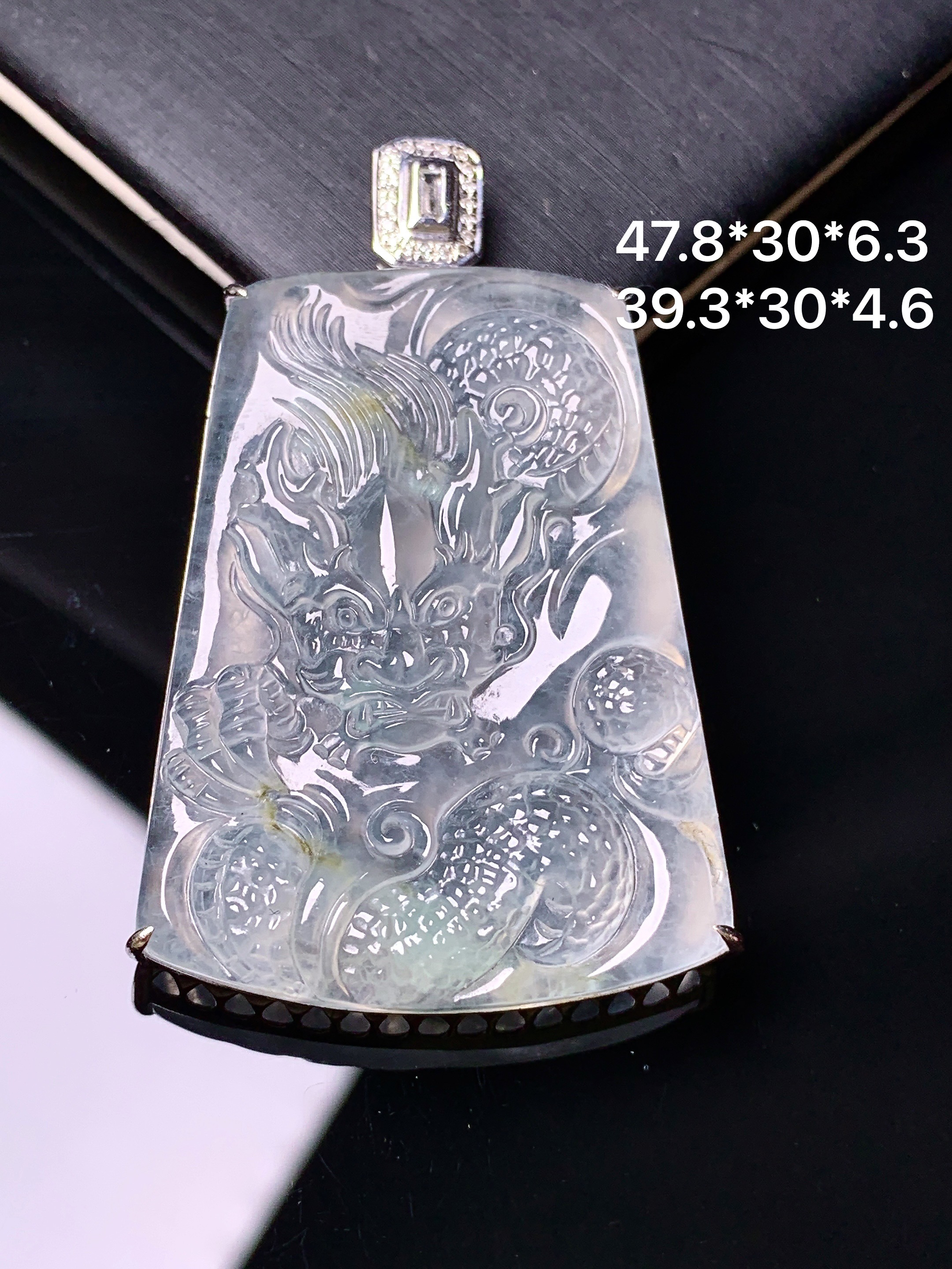 18k金钻镶嵌冰种龙牌吊坠 玉质细腻 色泽艳丽清新 水润亮眼 整体尺寸47.8*30*6.3f2