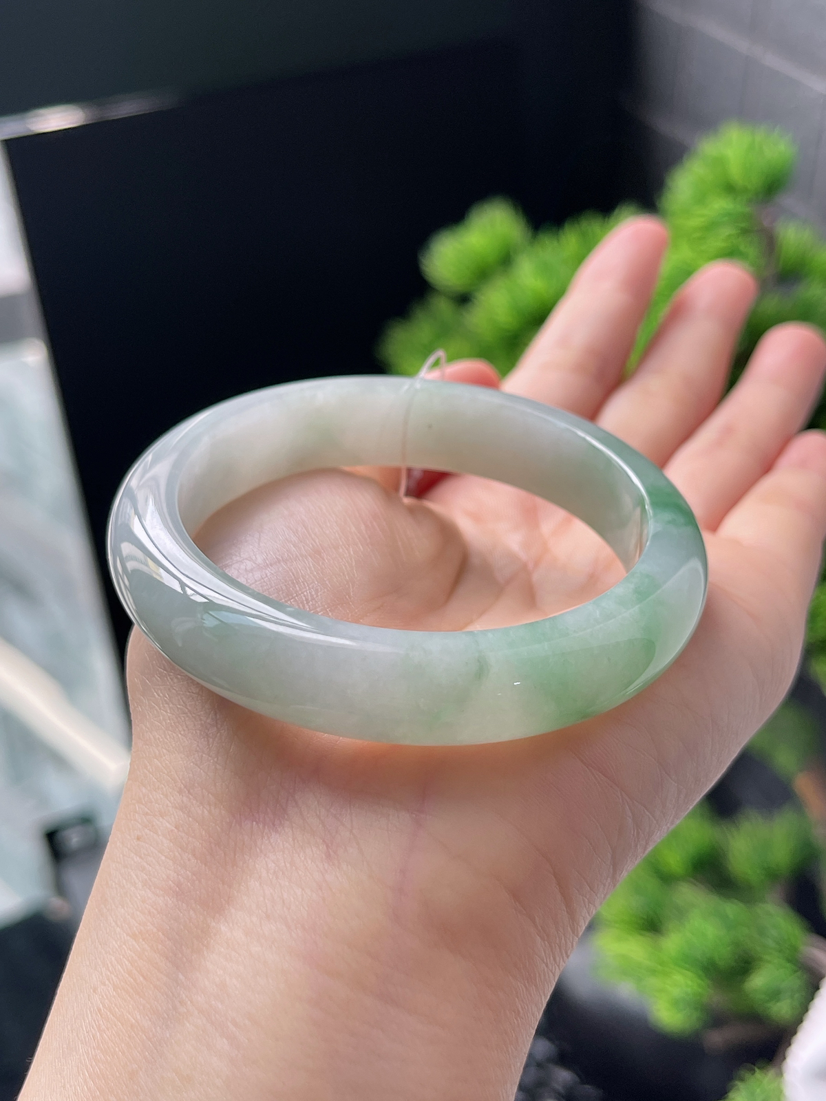 正圈54圈口，翡翠冰糯种飘绿手镯