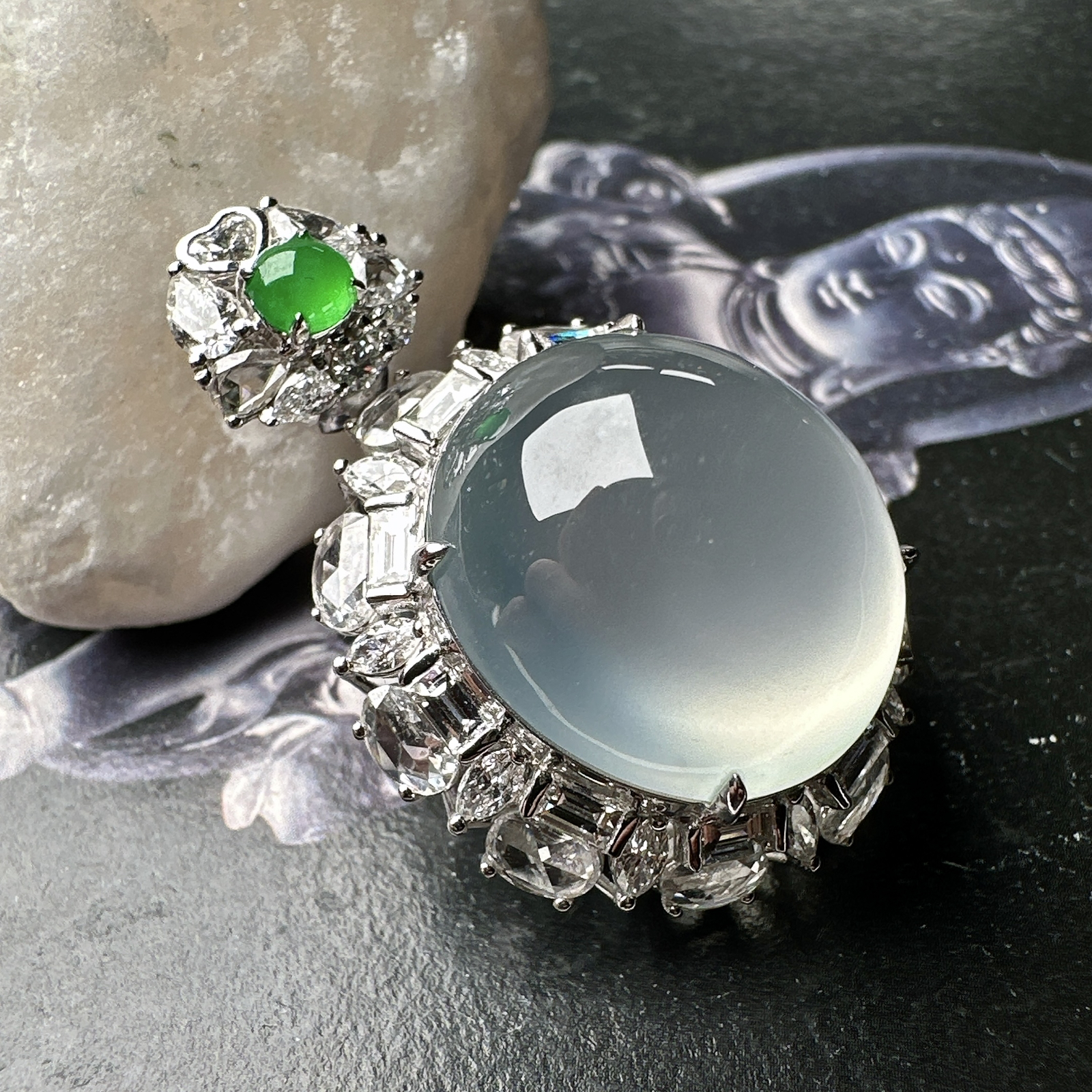 【冰种蛋面吊坠】形状非常饱满，冰润通透，种老起光，胶感强烈。18K金钻镶嵌，裸石尺寸18.2*16*