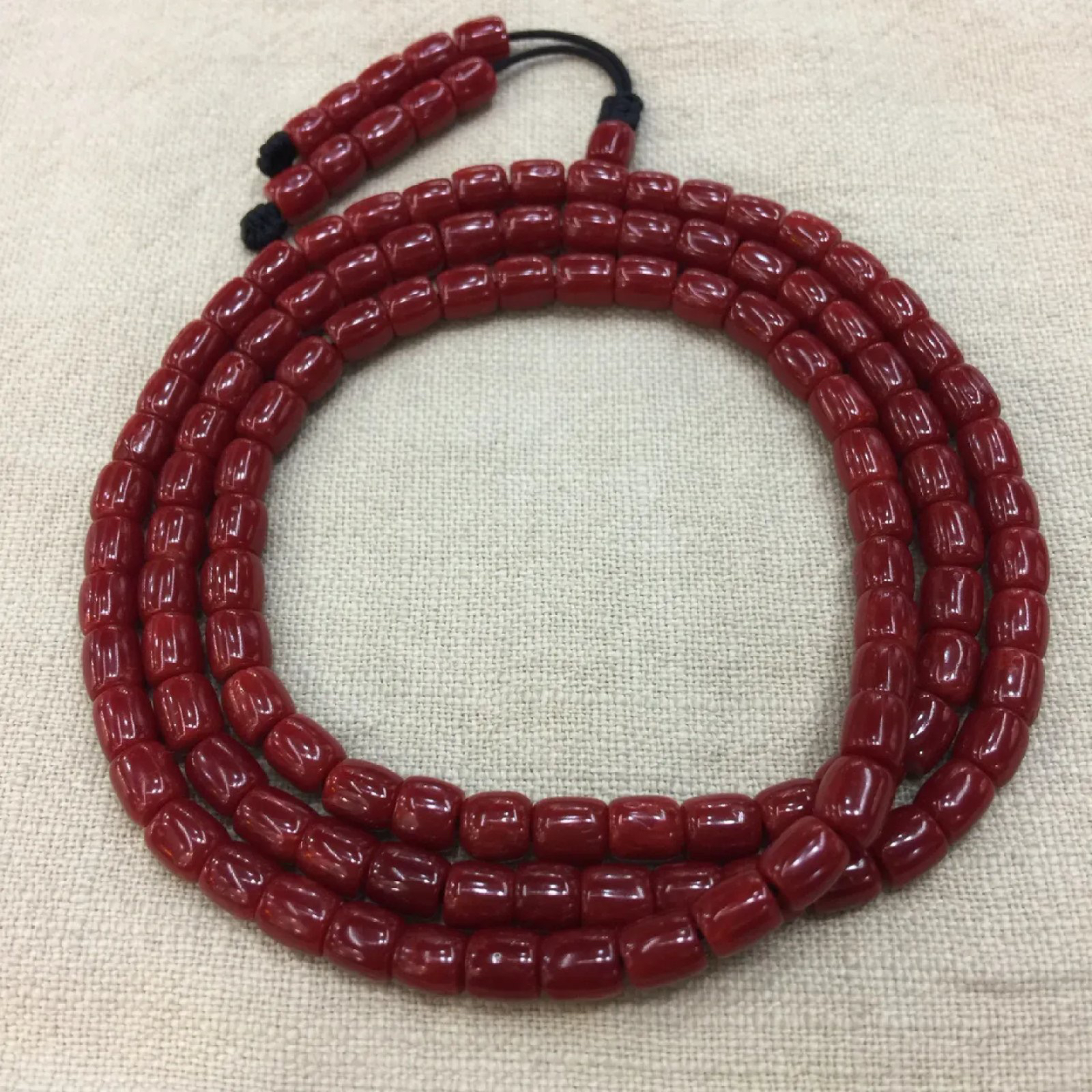 【赤血牛血6mm桶珠红珊瑚108佛珠串】传承精品！科西卡材料，西班牙产地。赤血牛血红颜色，黑红黑红的,整条无纹裂有虫眼。珠子直径5.95-5.2mm左右！108粒加佛头弟子珠共120粒，可作念佛珠串，每料珠子均为天然珊瑚，珊瑚自古就为佛教珍宝，大师，高僧的喜爱之物！可加持，可守护！深海千年有机宝石，重量为36.82克！