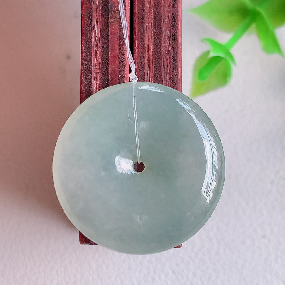 冰润平安扣吊坠，厚装饱满，冰润剔透，细腻水足，种质润泽，飘花灵动，佩戴优雅大气，W49.15   尺寸：23.5-4.5mm