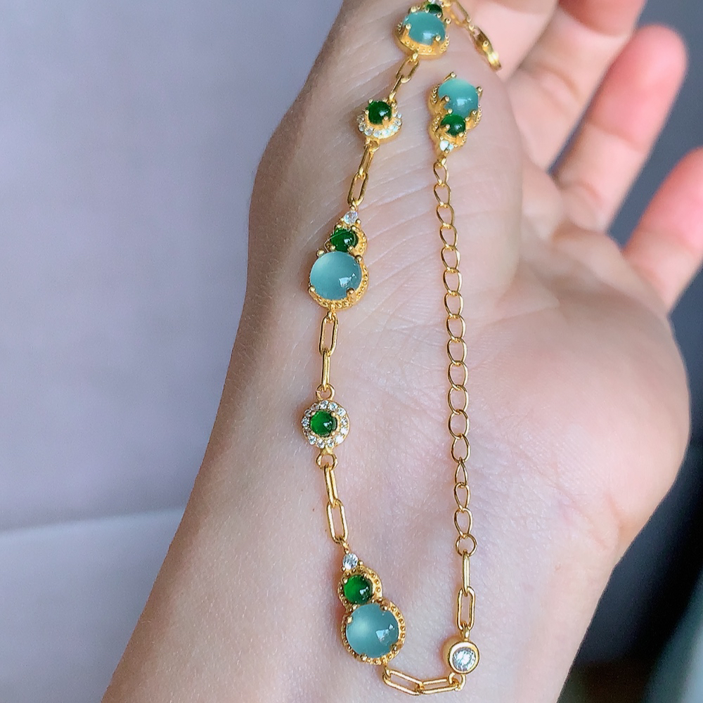 冰润翡翠蛋面手链，水水润润，珠圆玉润，颜色鲜艳，妙明清净，清秀高雅，佩戴效果优雅迷人！性价比超值 W481.18  取一尺寸：15.5-7.5-4mm  裸石尺寸：6mm