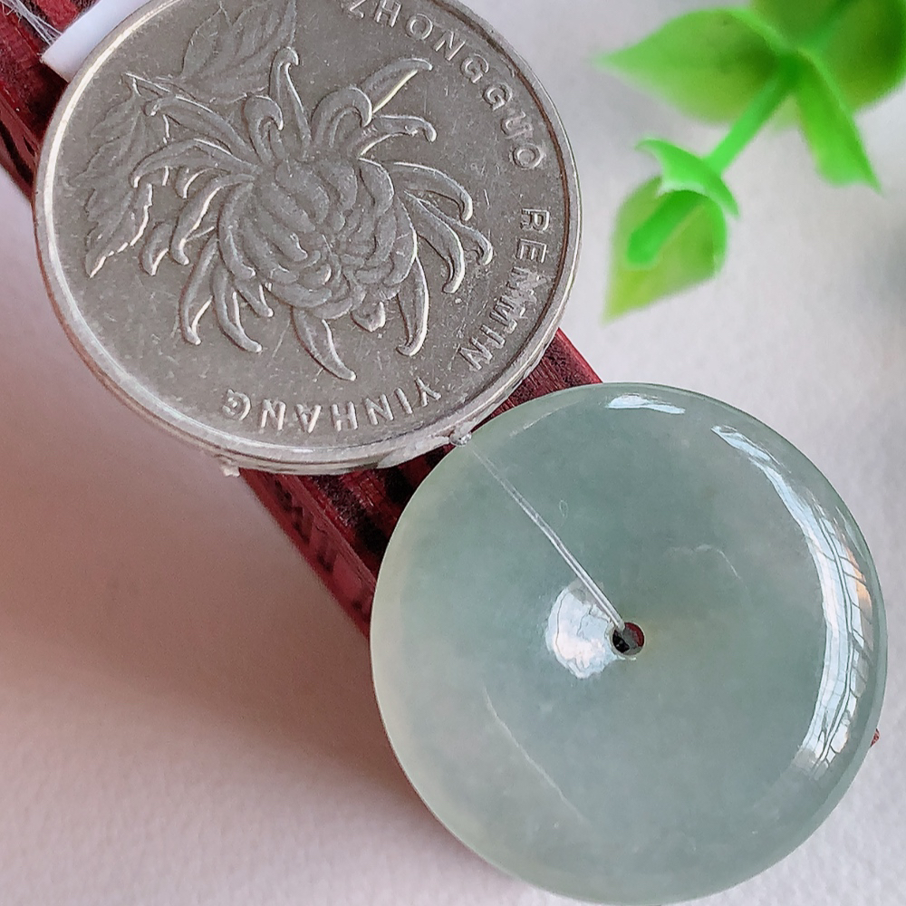 冰润平安扣吊坠，厚装饱满，冰润剔透，细腻水足，种质润泽，飘花灵动，佩戴优雅大气，W49.15   尺寸：23.5-4.5mm