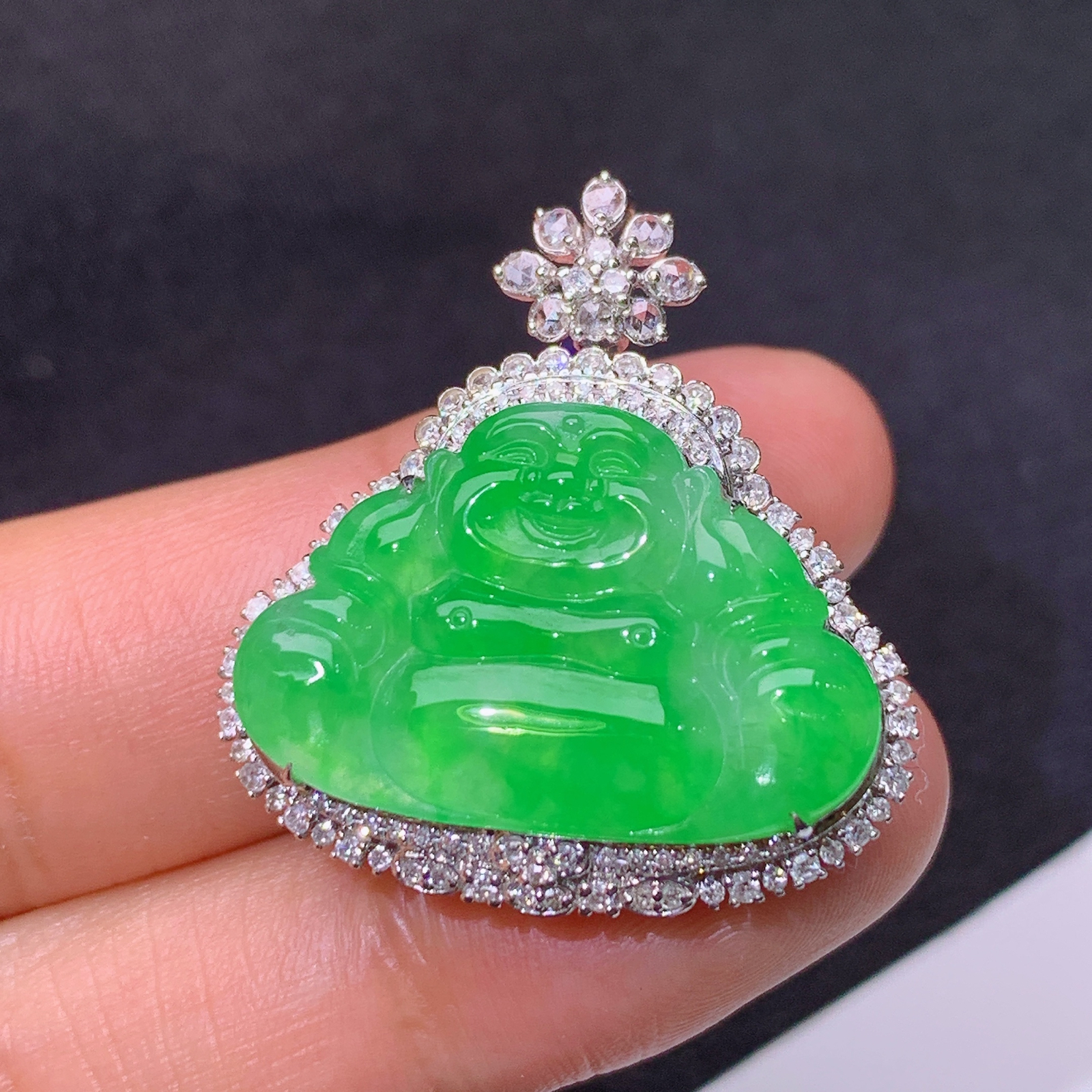 冰阳绿无事牌吊坠，18k金镶嵌，冰润色阳，种老水足，Ff 尺寸29.3*27.6*10.1