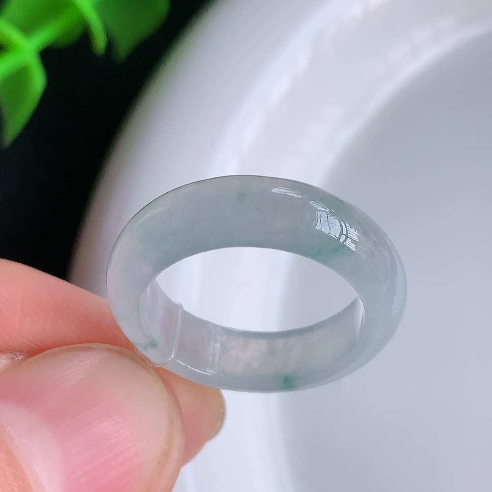 冰润飘花精美环形翡翠戒指  玉质细腻  冰清玉润  飘花灵动  颜色漂亮  W49.15  尺寸：16-5.3-3.2mm