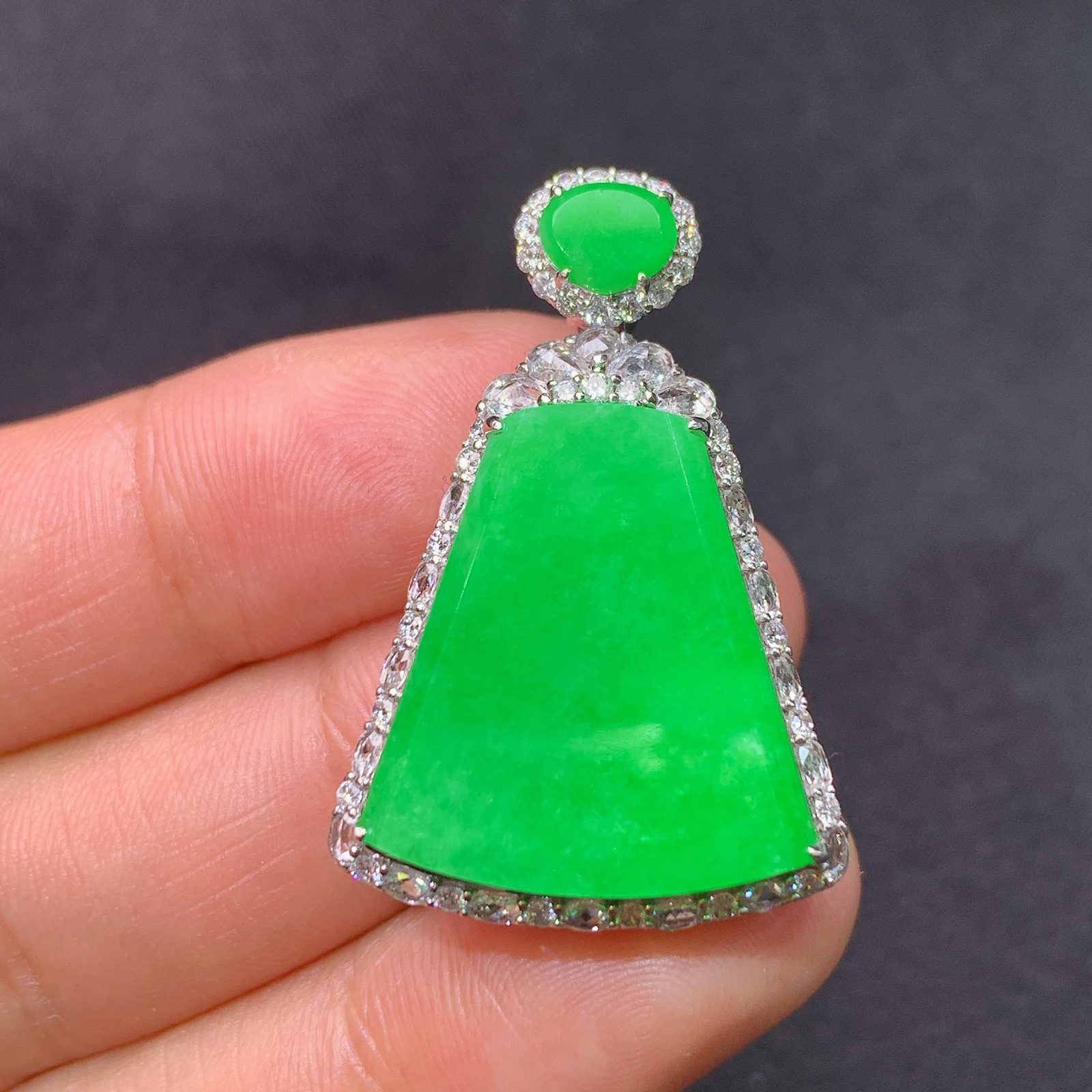 冰阳绿无事牌吊坠，18k金镶嵌，冰润色阳，种老水足，Ff 尺寸33.4*22.1*9.2