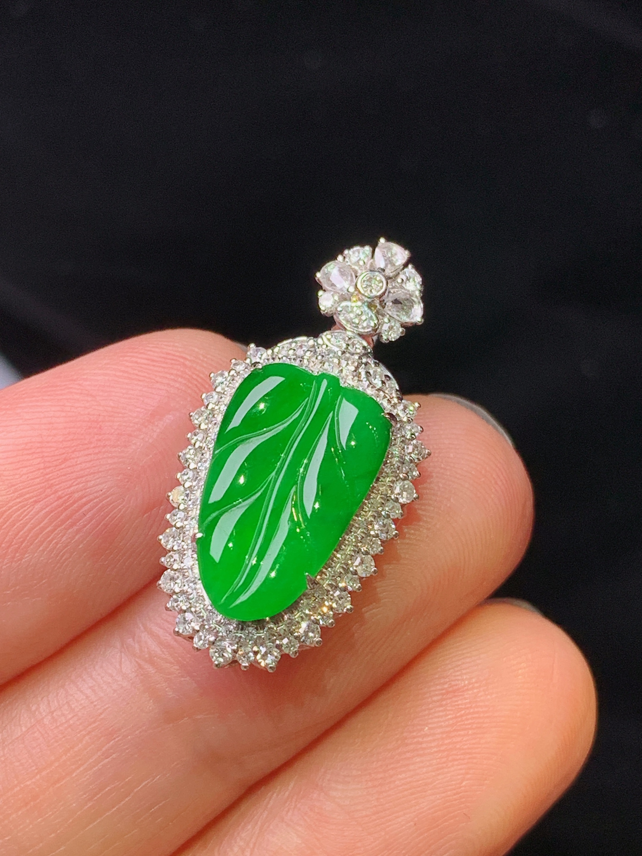 18k金钻镶嵌满绿树叶吊坠 玉质细腻 色泽艳丽清新 水润亮眼 整体尺寸26*13.2*7.3f2