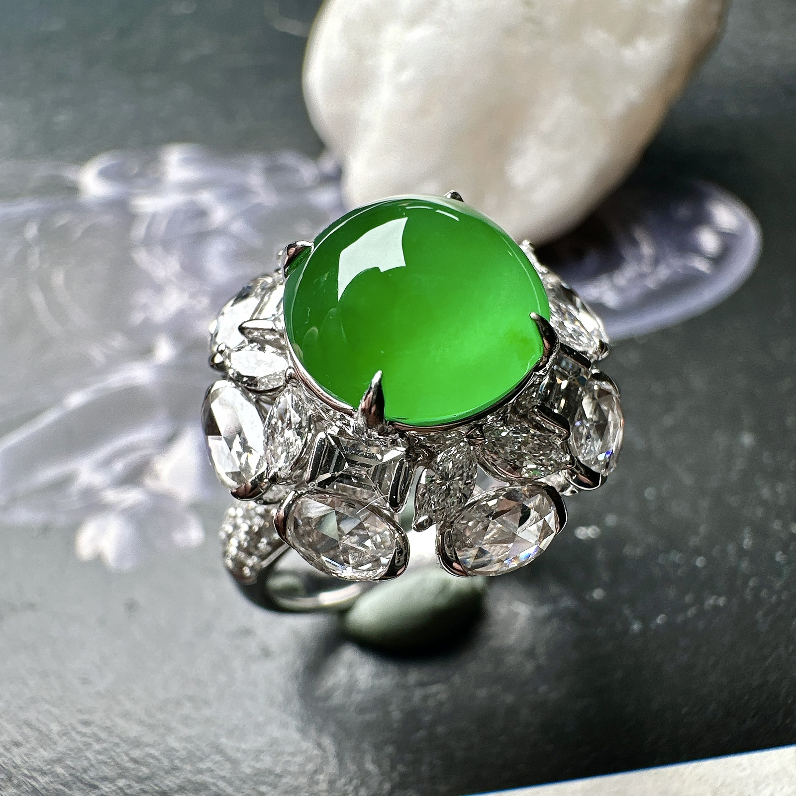 【冰种满绿蛋面戒指】质地均匀细腻，冰润起光，胶感强烈，颜色娇艳，18K金钻精美镶嵌，裸石尺寸9.8*6毫米