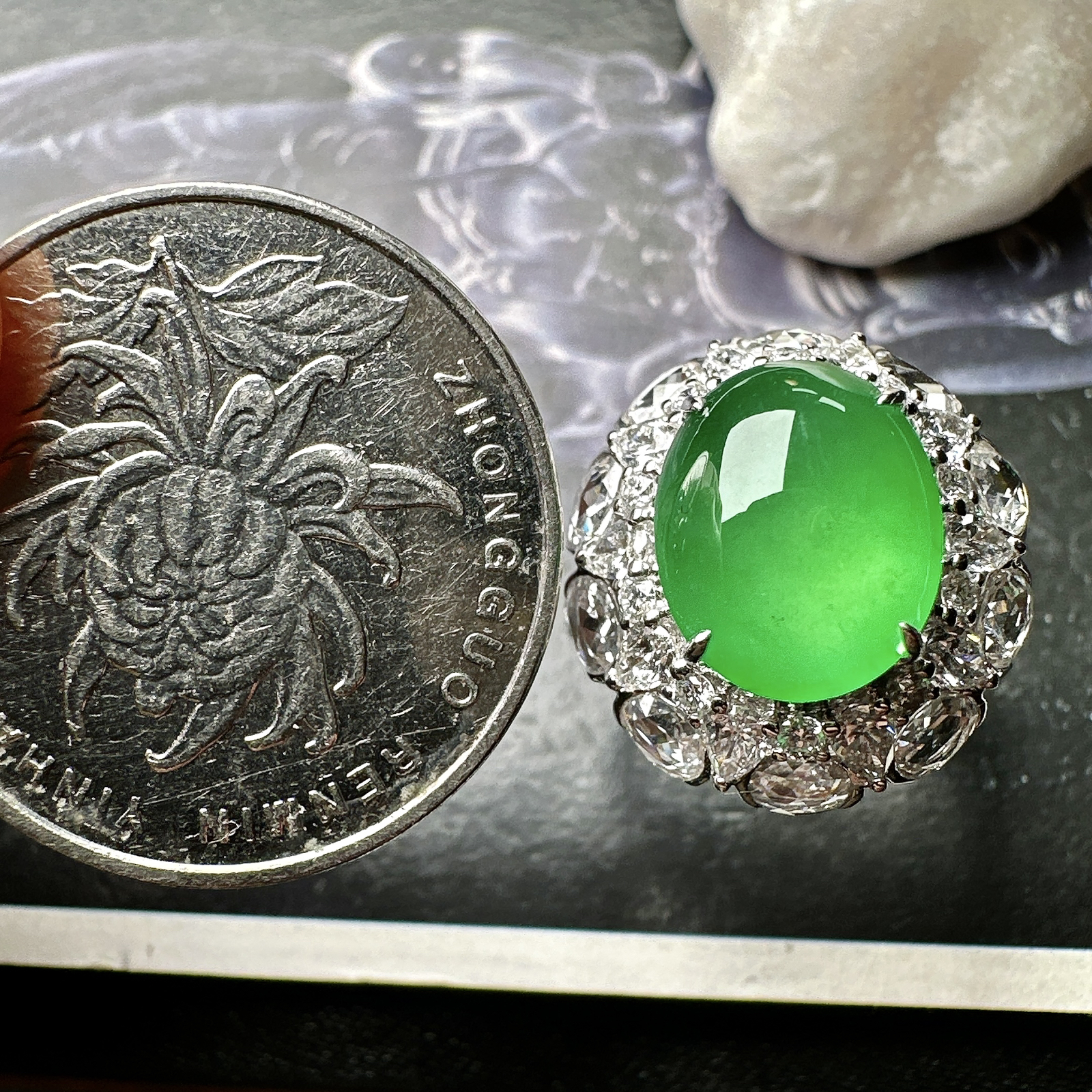 【冰种满绿蛋面戒指】多带款，质地均匀细腻，冰润起光，胶感强烈，颜色娇艳，18K金钻精美镶嵌，裸石尺寸12*9.7*5.6毫米