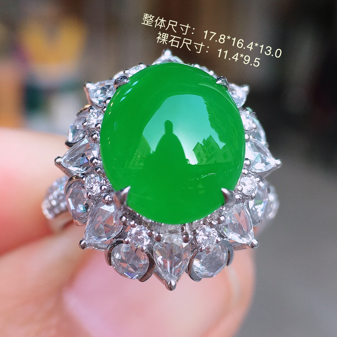 阳绿蛋面戒指，色泽均匀艳丽，玉质细腻，荧光感超
强，饱满圆润，尽显优雅气质，18k
金豪华镶嵌