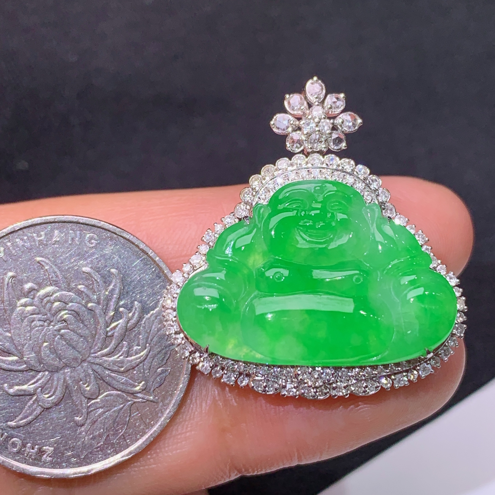 冰阳绿无事牌吊坠，18k金镶嵌，冰润色阳，种老水足，Ff 尺寸29.3*27.6*10.1