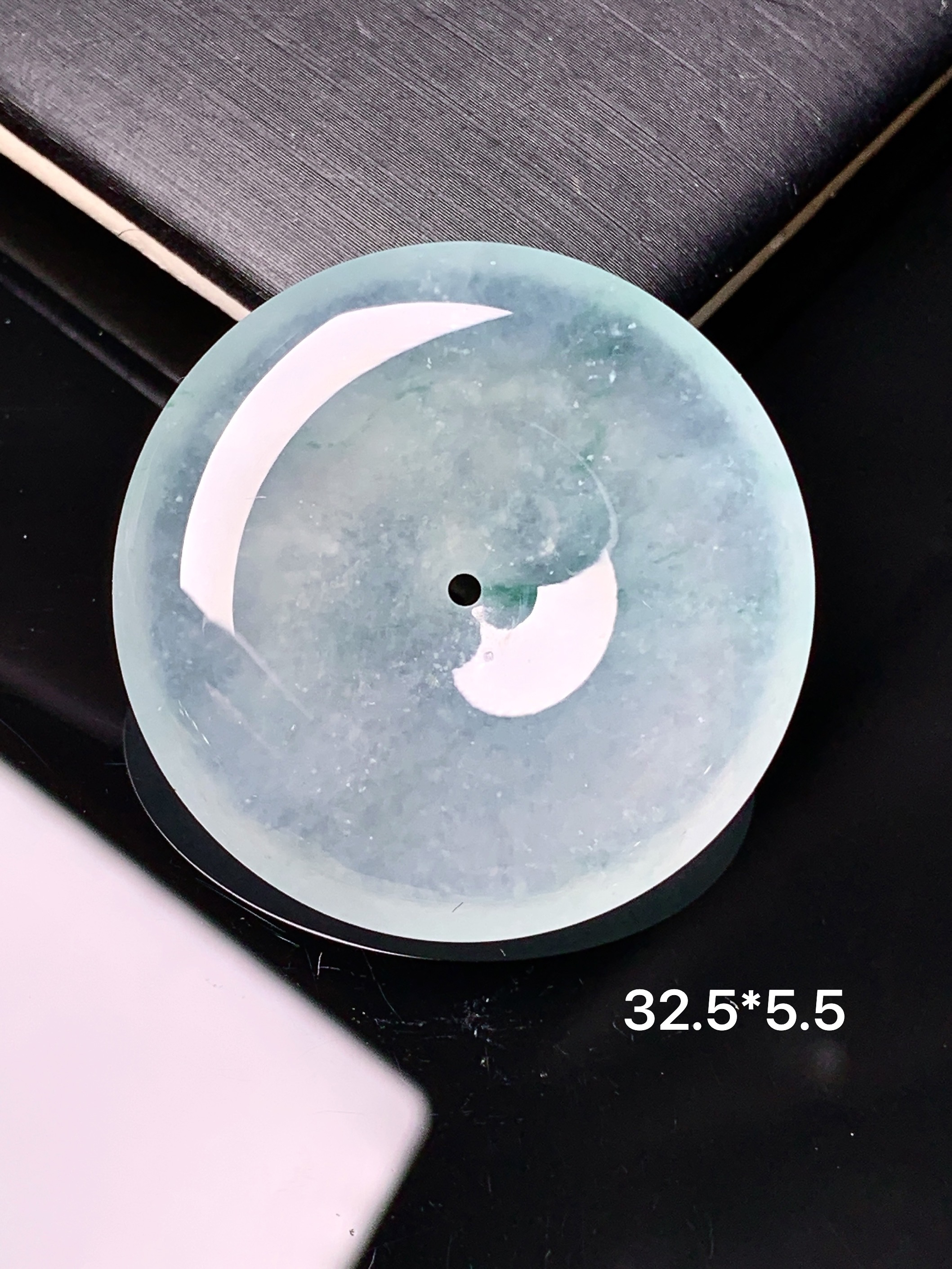 冰种平安扣吊坠 玉质细腻 色泽艳丽清新 水润亮眼 整体尺寸32.5*5.5x1