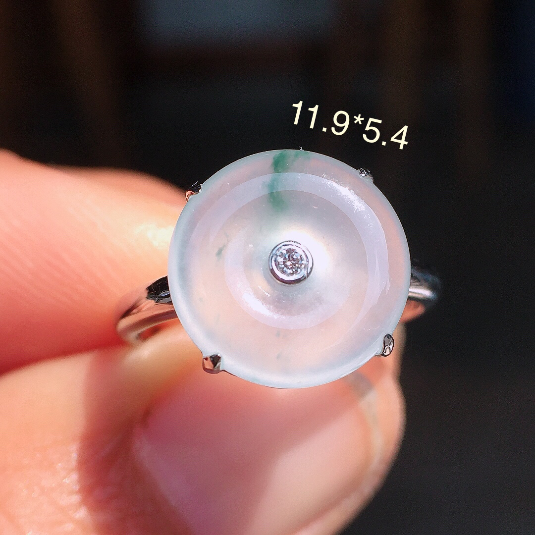 冰飘花平安扣戒指，玉质细腻，荧光感超
强，饱满圆润，尽显优雅气质，18k
金豪华镶嵌