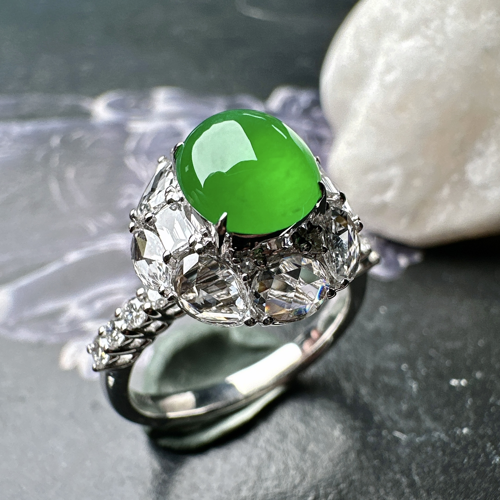 【冰种满绿蛋面戒指】质地均匀细腻，冰润起光，胶感强烈，颜色娇艳，18K金钻精美镶嵌，裸石尺寸7.7*6.8*4.3毫米